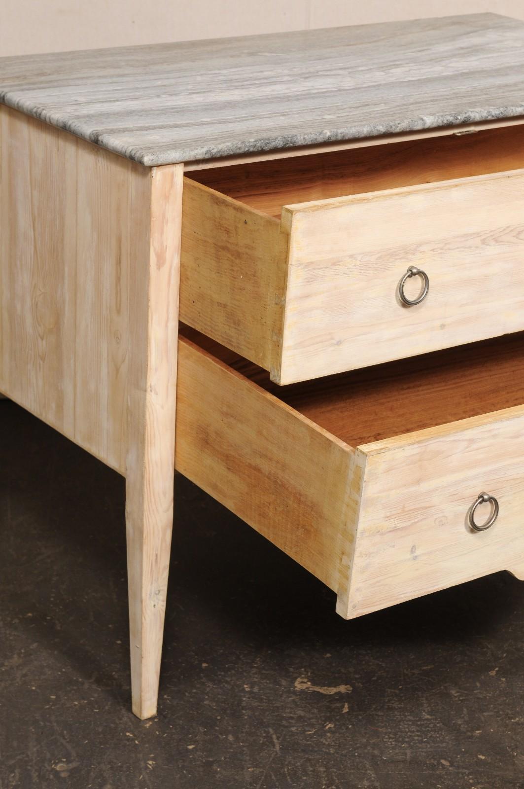 Paire de coffres italiens à deux tiroirs surélevés avec dessus en marbre gris en vente 2