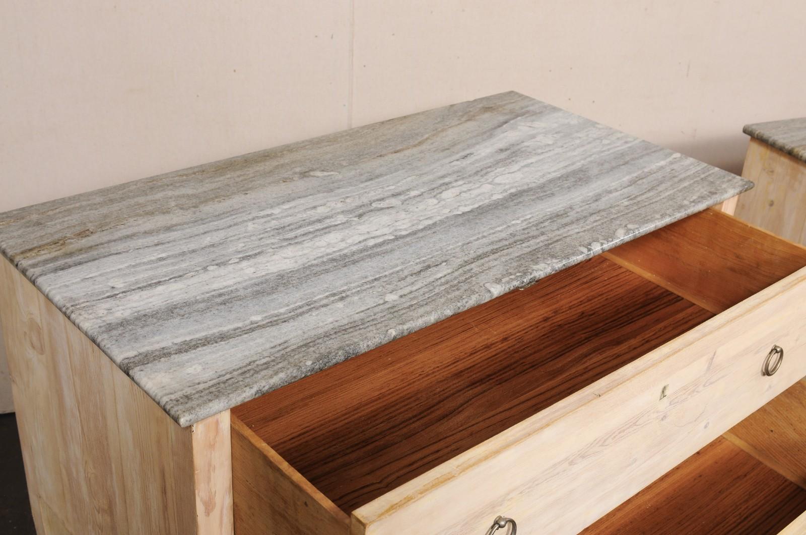 Paire de coffres italiens à deux tiroirs surélevés avec dessus en marbre gris en vente 3