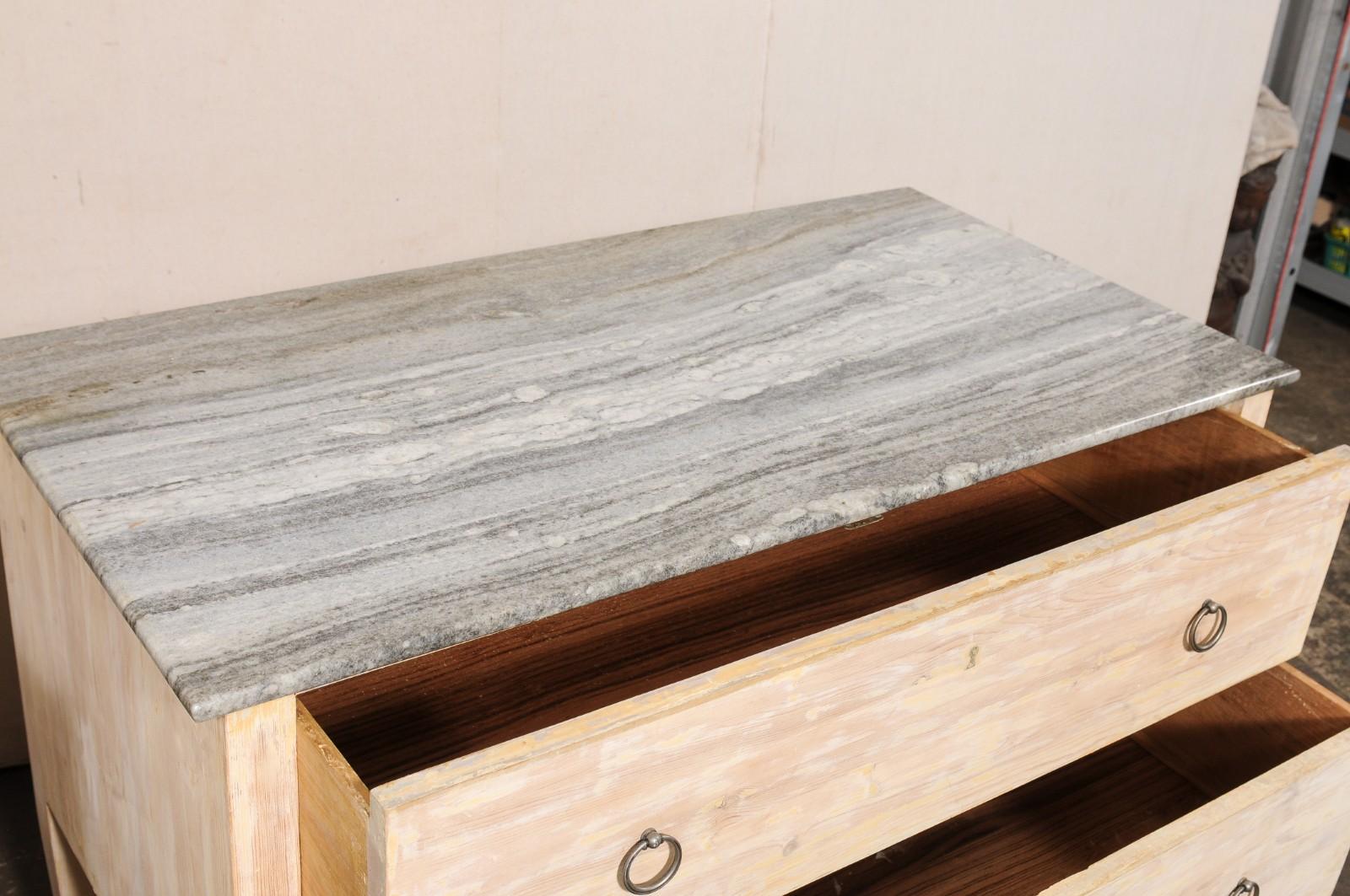 Paire de coffres italiens à deux tiroirs surélevés avec dessus en marbre gris en vente 4