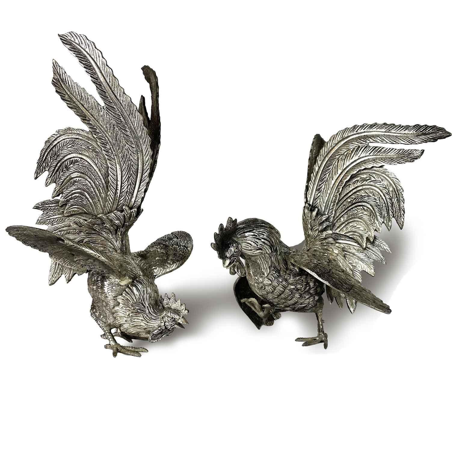 Pair of antique Italian rooster sculptures, hand-made in Italy in the early 20th century, in the Art Nouveau period, inspired to the Animalier style, realized with a dinamic fighting posture.

Two Italian artworks, cast bronze figurines realized