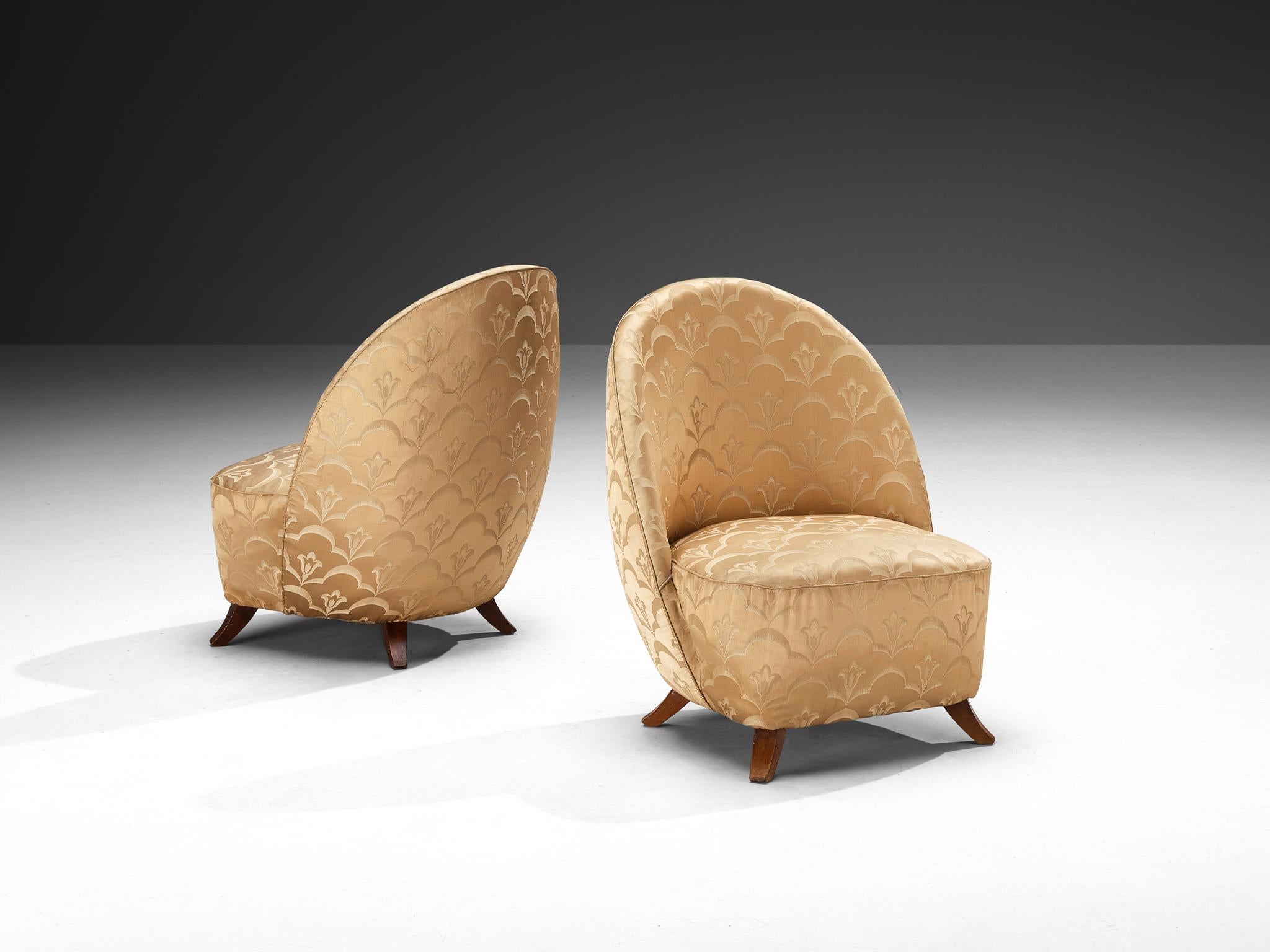 Pareja de tumbonas, tela, haya, Italia, años 40

Encantador conjunto de sillas que mezcla magistralmente influencias Art Déco con toques modernistas. El diseño se caracteriza por un respaldo distintivamente redondeado, casi como una concha, que