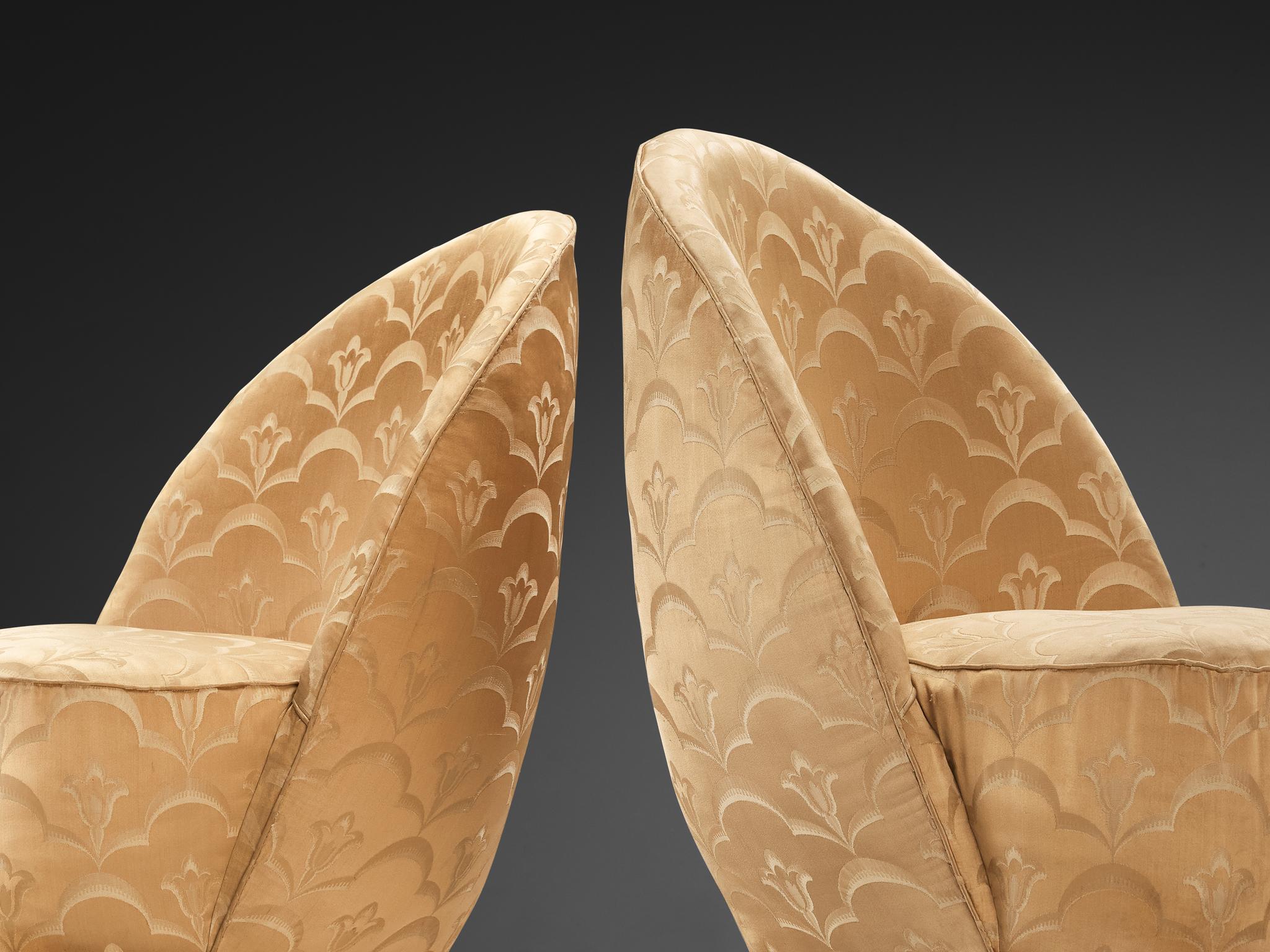 Pareja italiana de sillones escultóricos tapizados en damasco dorado Italiano en venta