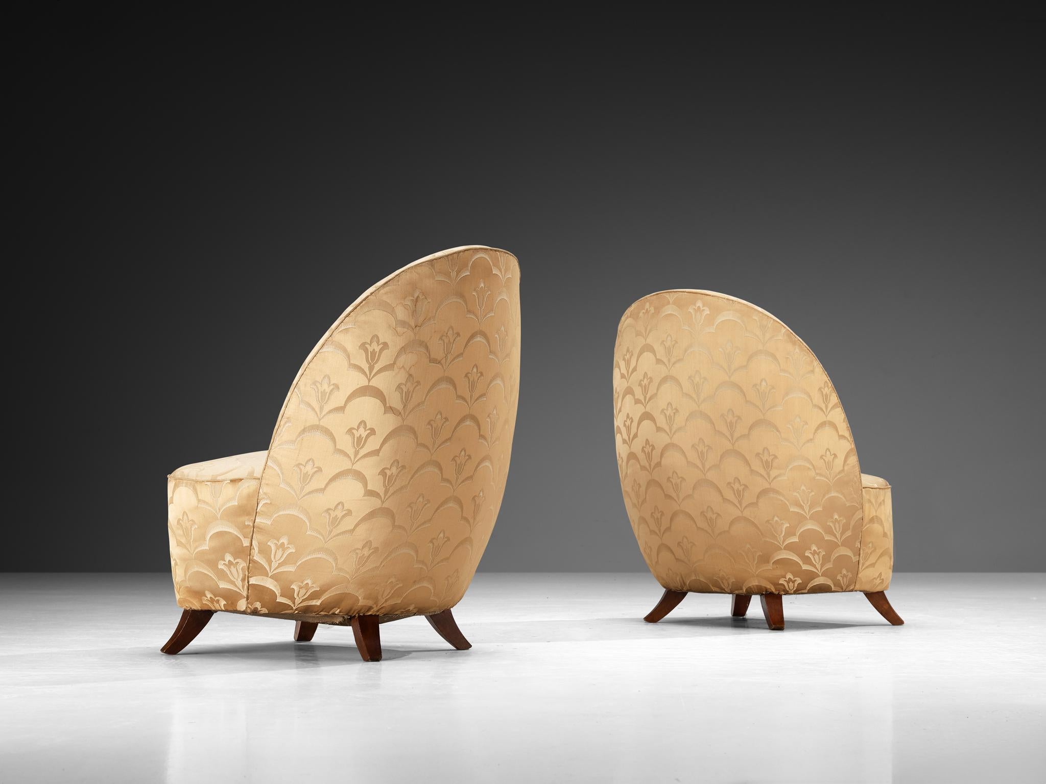 Pareja italiana de sillones escultóricos tapizados en damasco dorado en Bueno estado para la venta en Waalwijk, NL