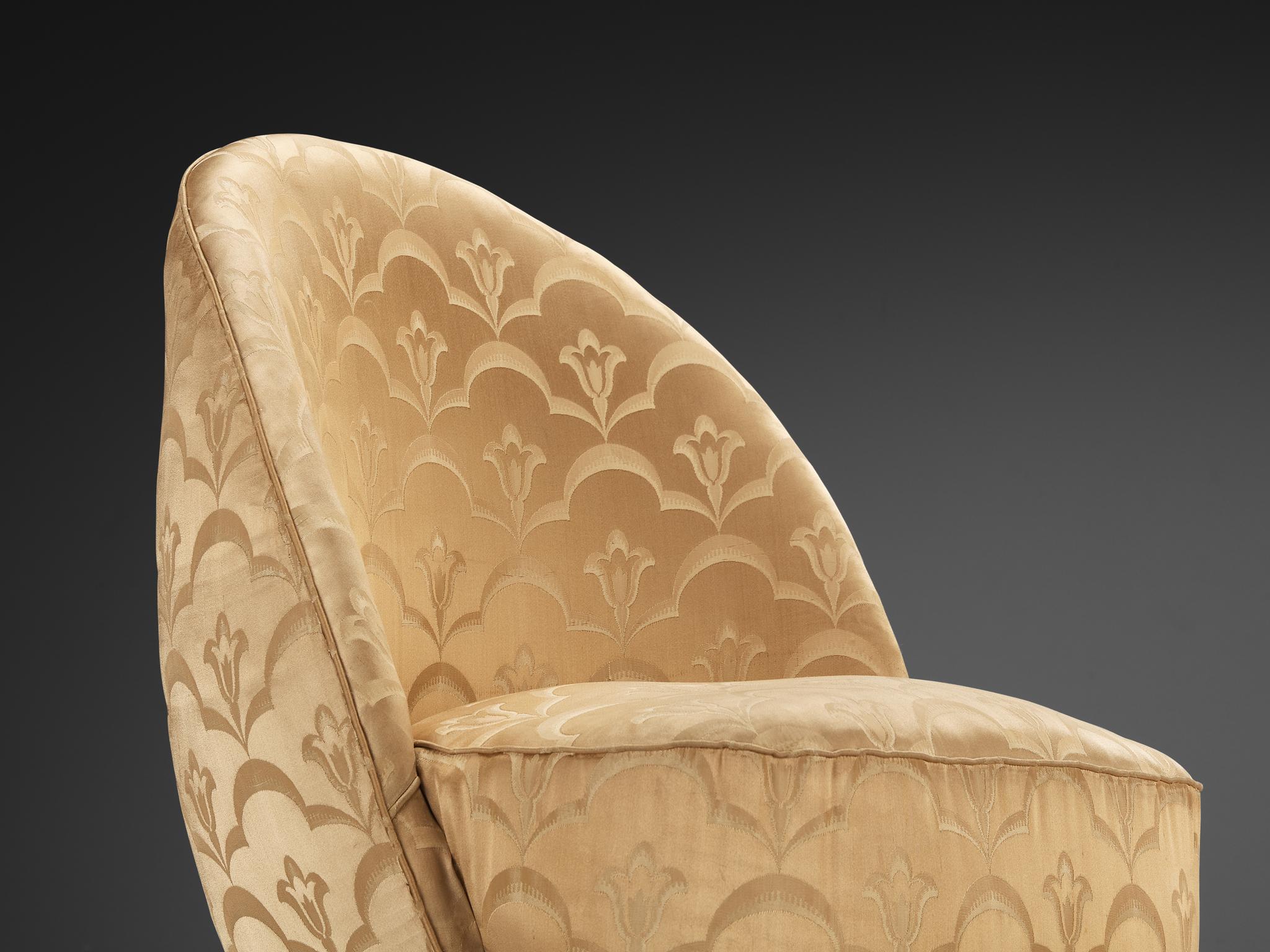 Pareja italiana de sillones escultóricos tapizados en damasco dorado Tela en venta