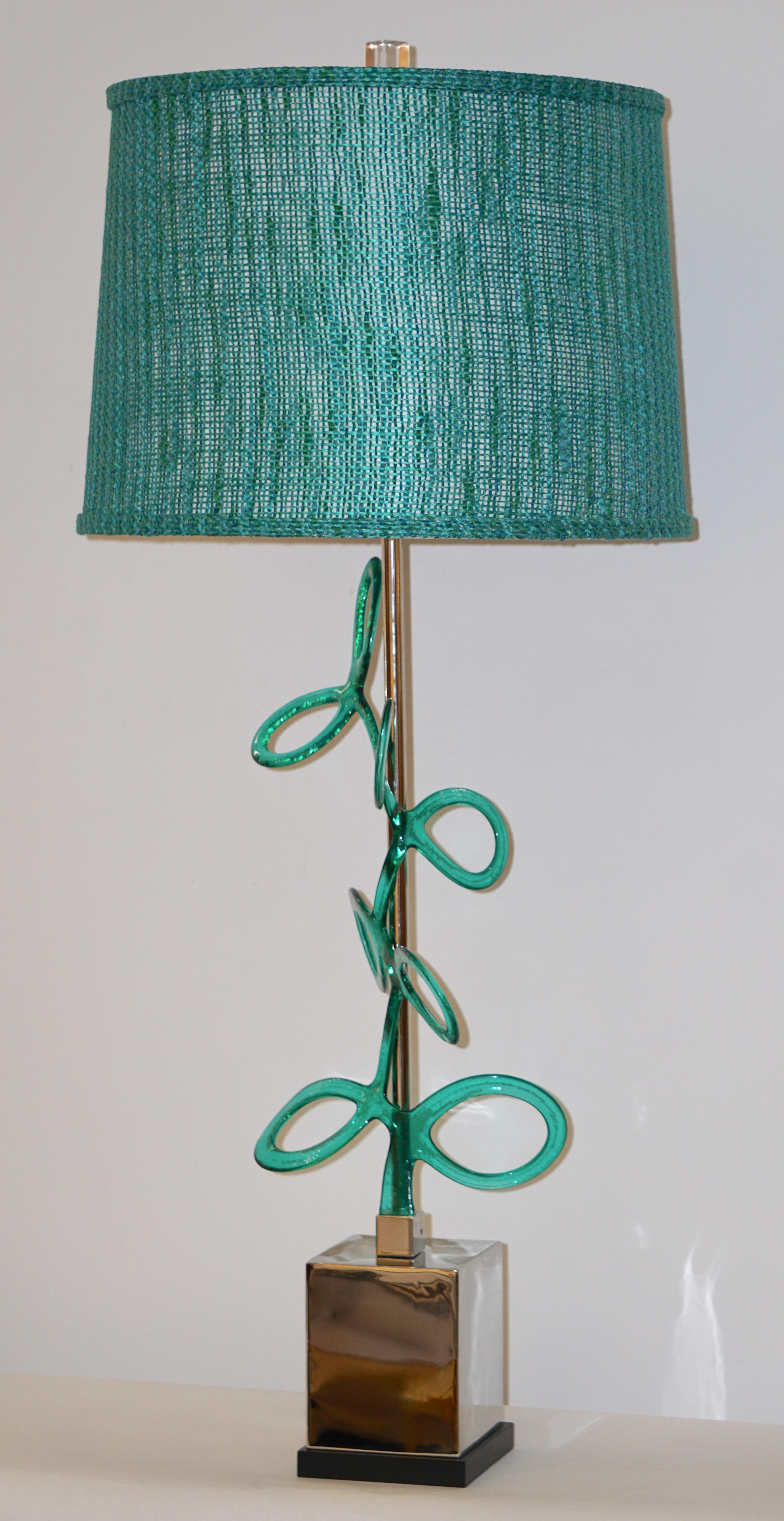 Italienisches Paar silberfarbene Nickel-Lampen mit aquablauen Muranoglaswirbeln (Organische Moderne) im Angebot
