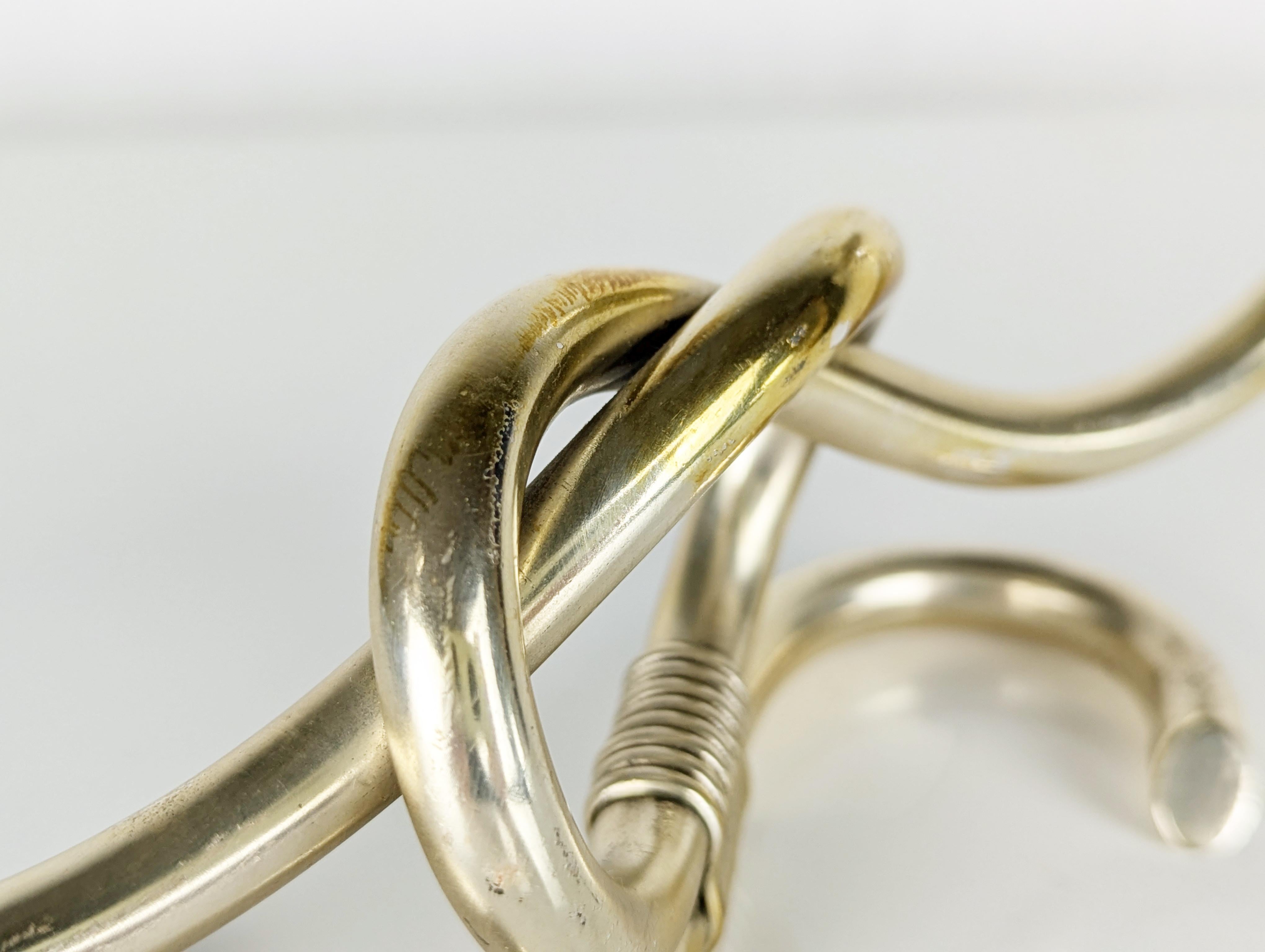 Italiano Coppia italiana di candelieri a 2 candele in alluminio placcato argento/anodizzato in vendita