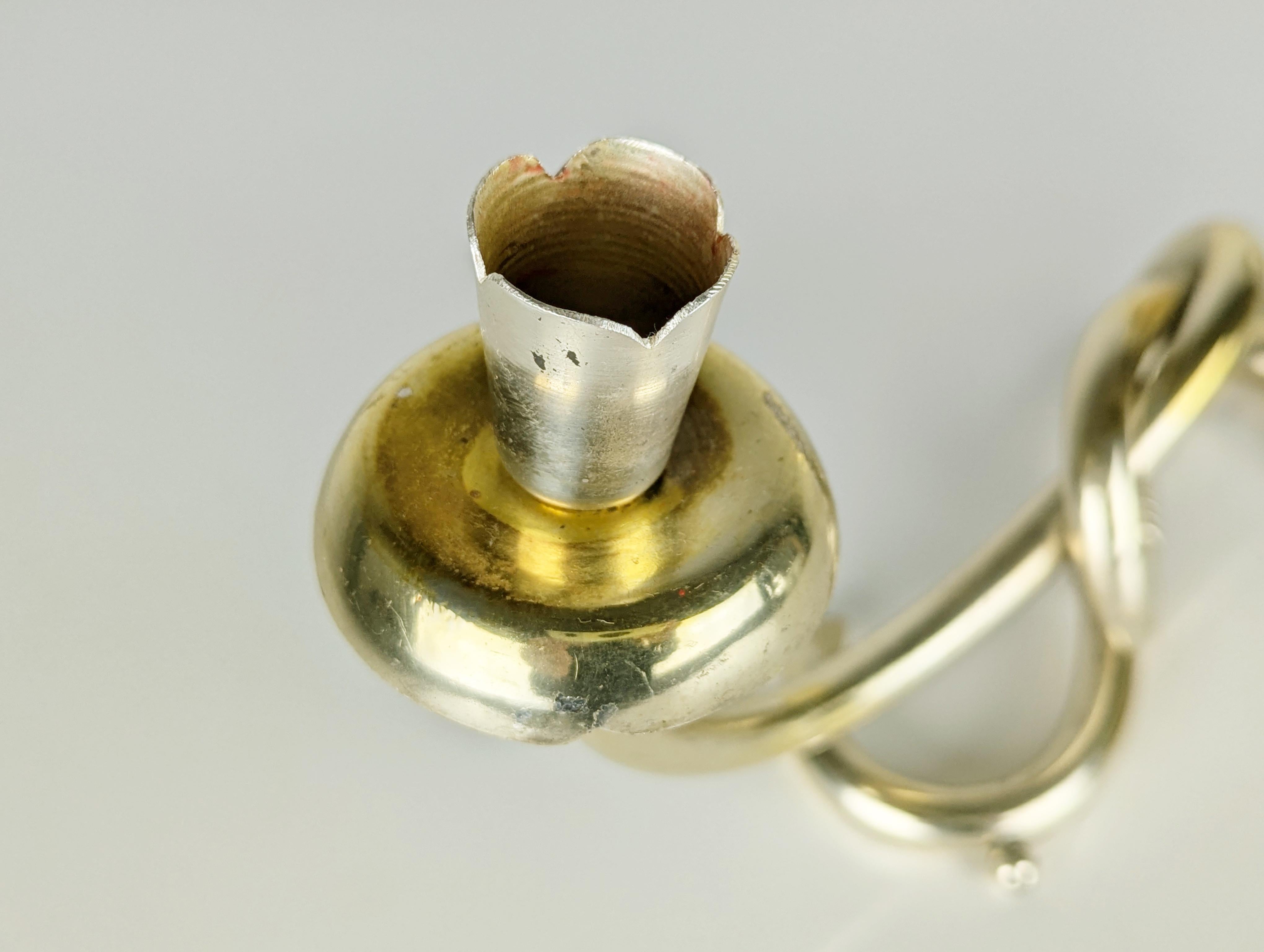 Galvanizzato Coppia italiana di candelieri a 2 candele in alluminio placcato argento/anodizzato in vendita