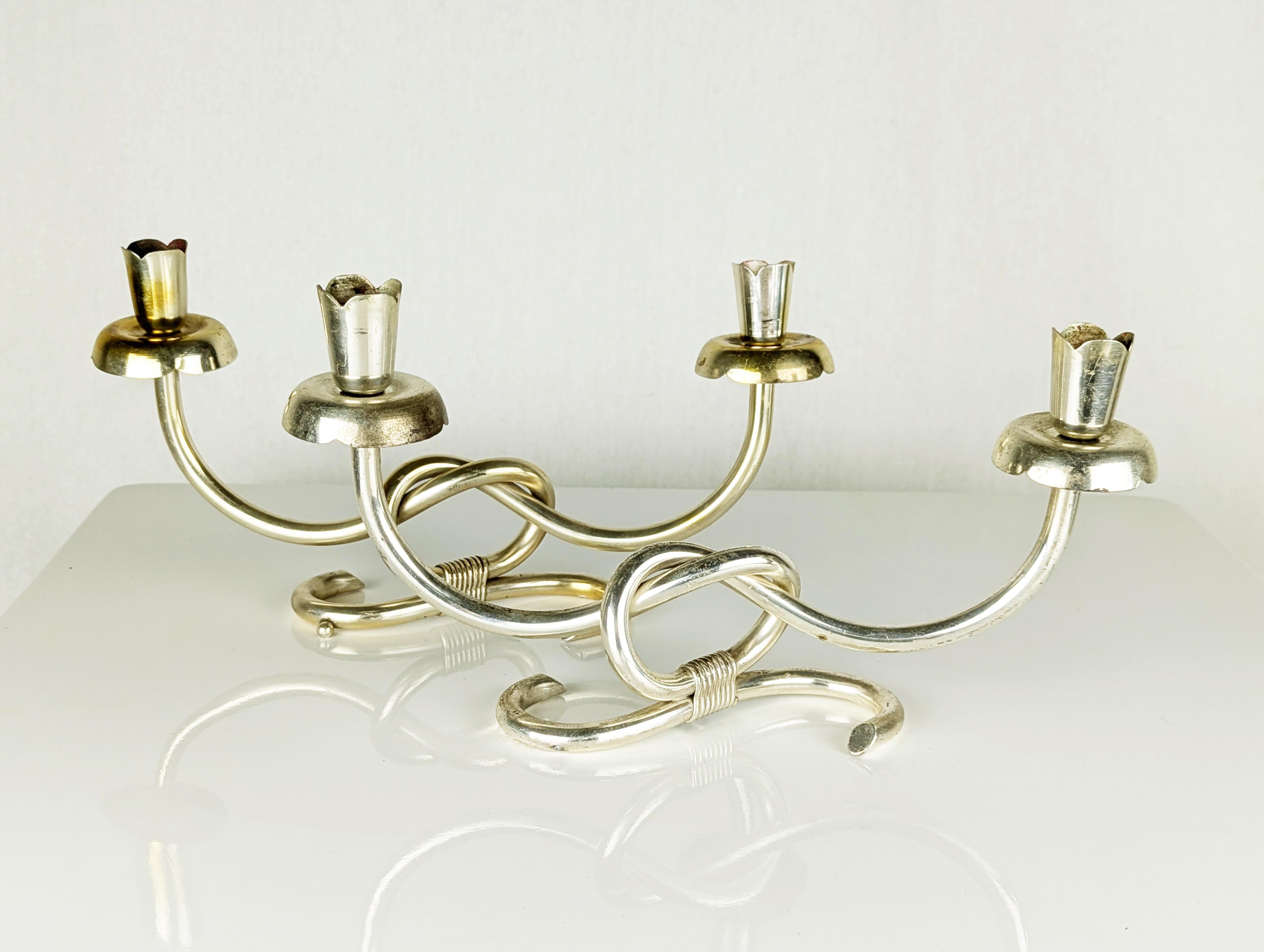 Coppia italiana di candelieri a 2 candele in alluminio placcato argento/anodizzato In condizioni buone in vendita a Varese, Lombardia