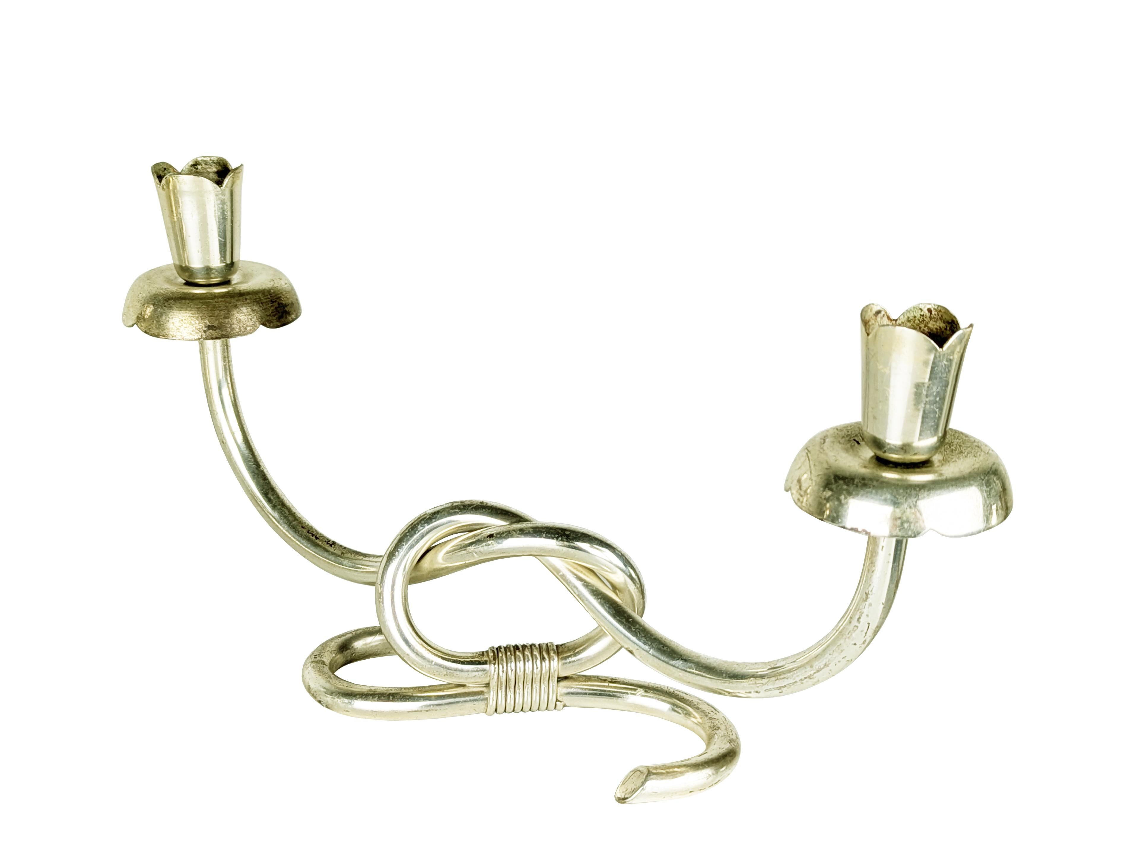 XX secolo Coppia italiana di candelieri a 2 candele in alluminio placcato argento/anodizzato in vendita