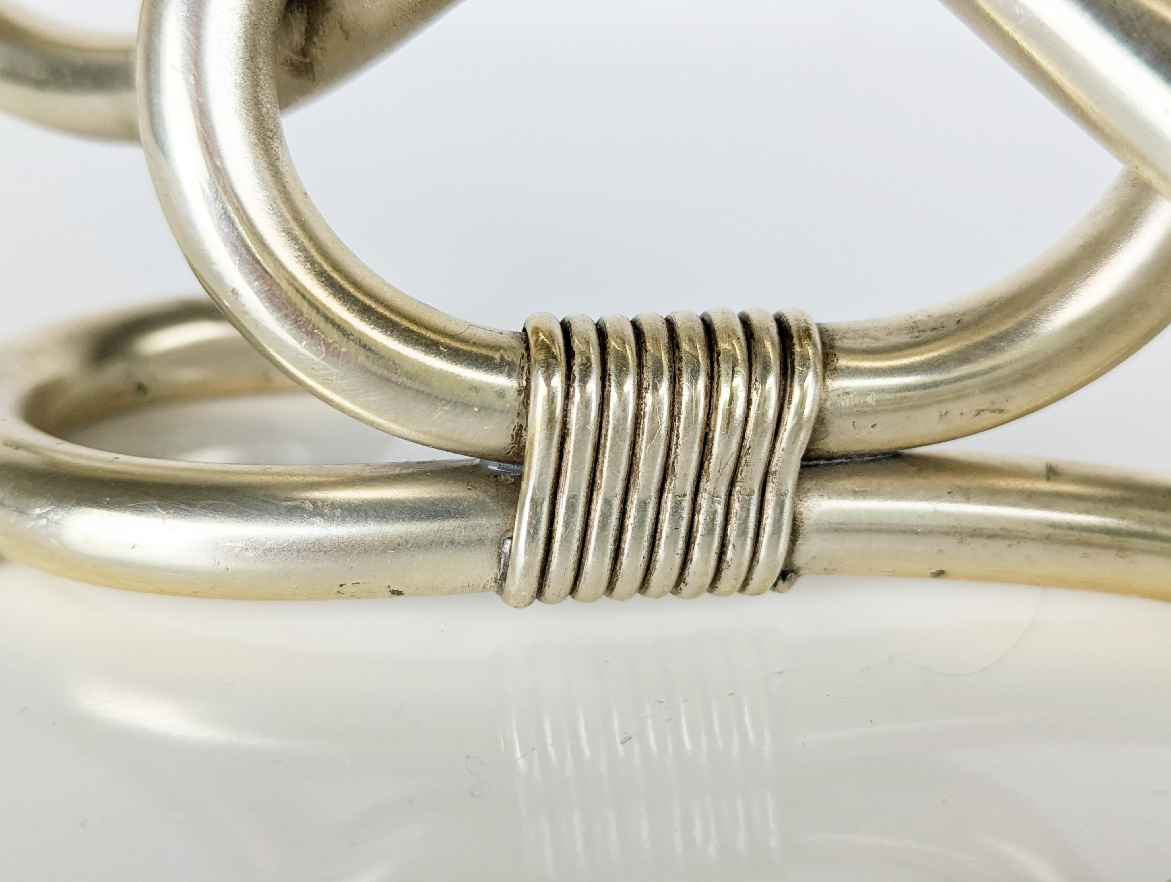 Metallo Coppia italiana di candelieri a 2 candele in alluminio placcato argento/anodizzato in vendita