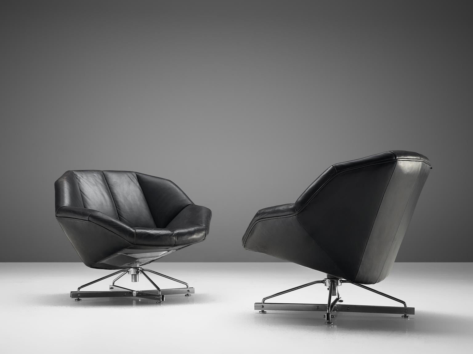 Pair of swivel chairs, leather and chrome, Italy, 1960s

This set of leather chairs is both comfortable and aesthetically pleasing. The chairs are equipped with a metal swivel base and the black leather is padded. With its voluptuous lines in the