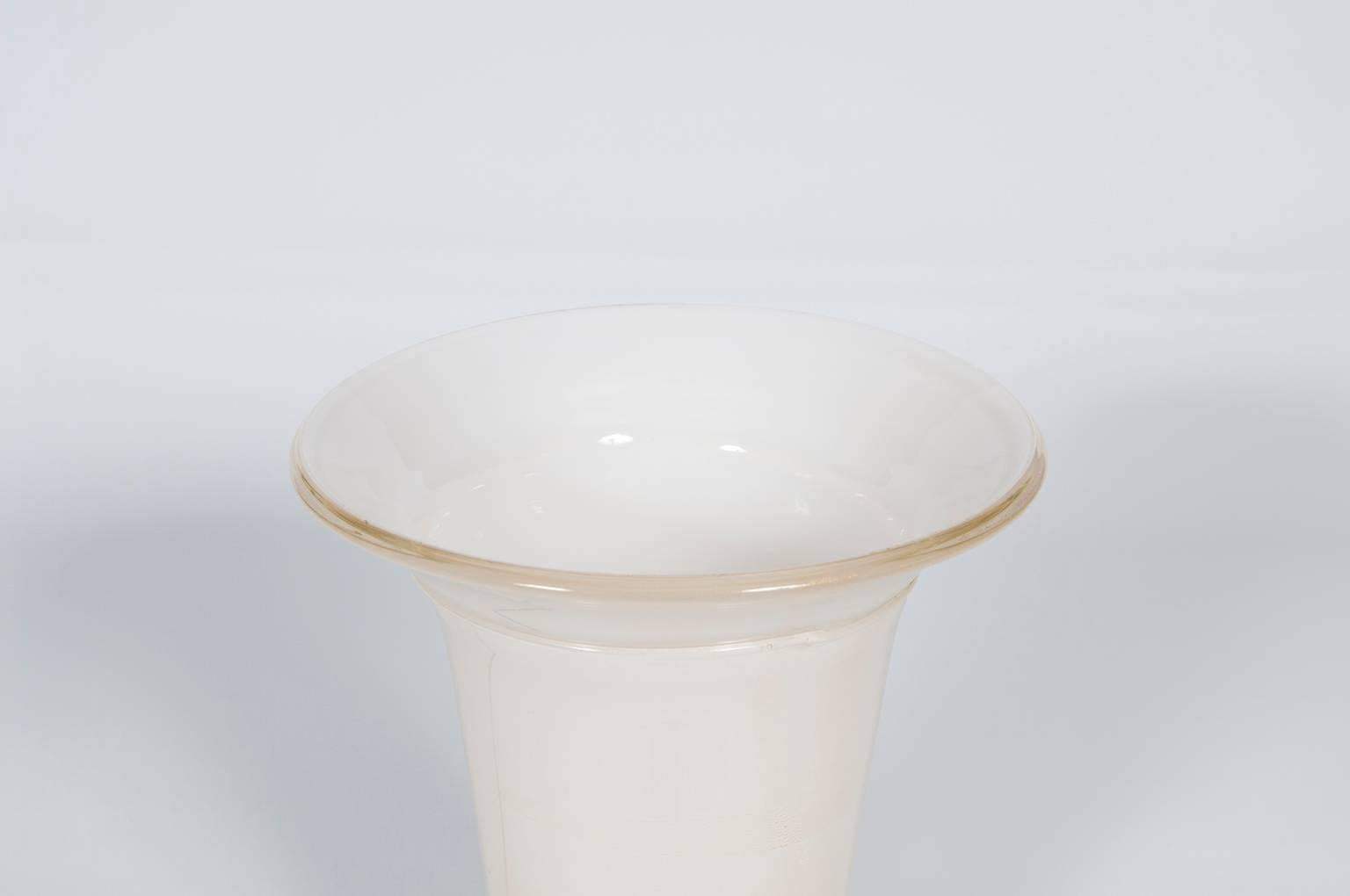 Paire de lampes de bureau italiennes en verre de Murano soufflé blanc au lait  Couleur or et or des années 1980 Excellent état - En vente à Villaverla, IT