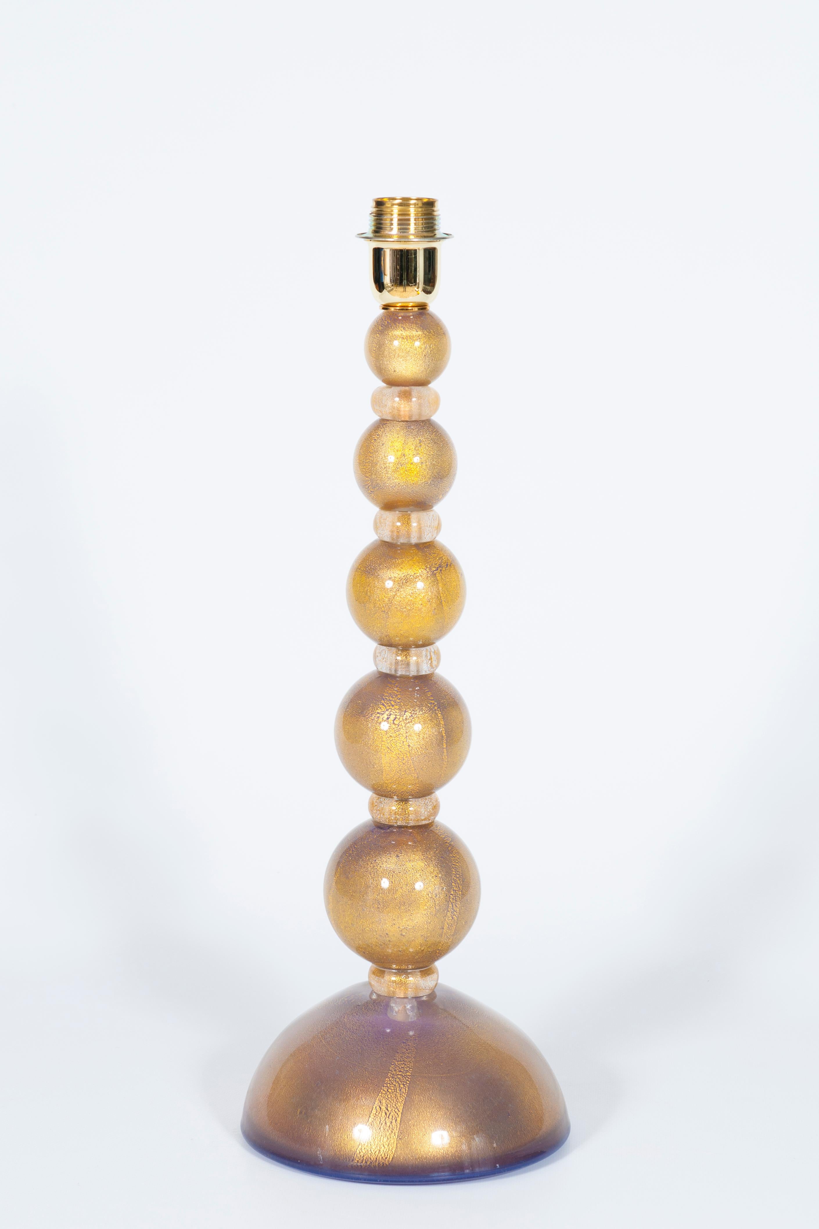 Mid-Century Modern Paire de lampes de table en verre de Murano pourpre et accents dorés forts Italie des années 2000 en vente