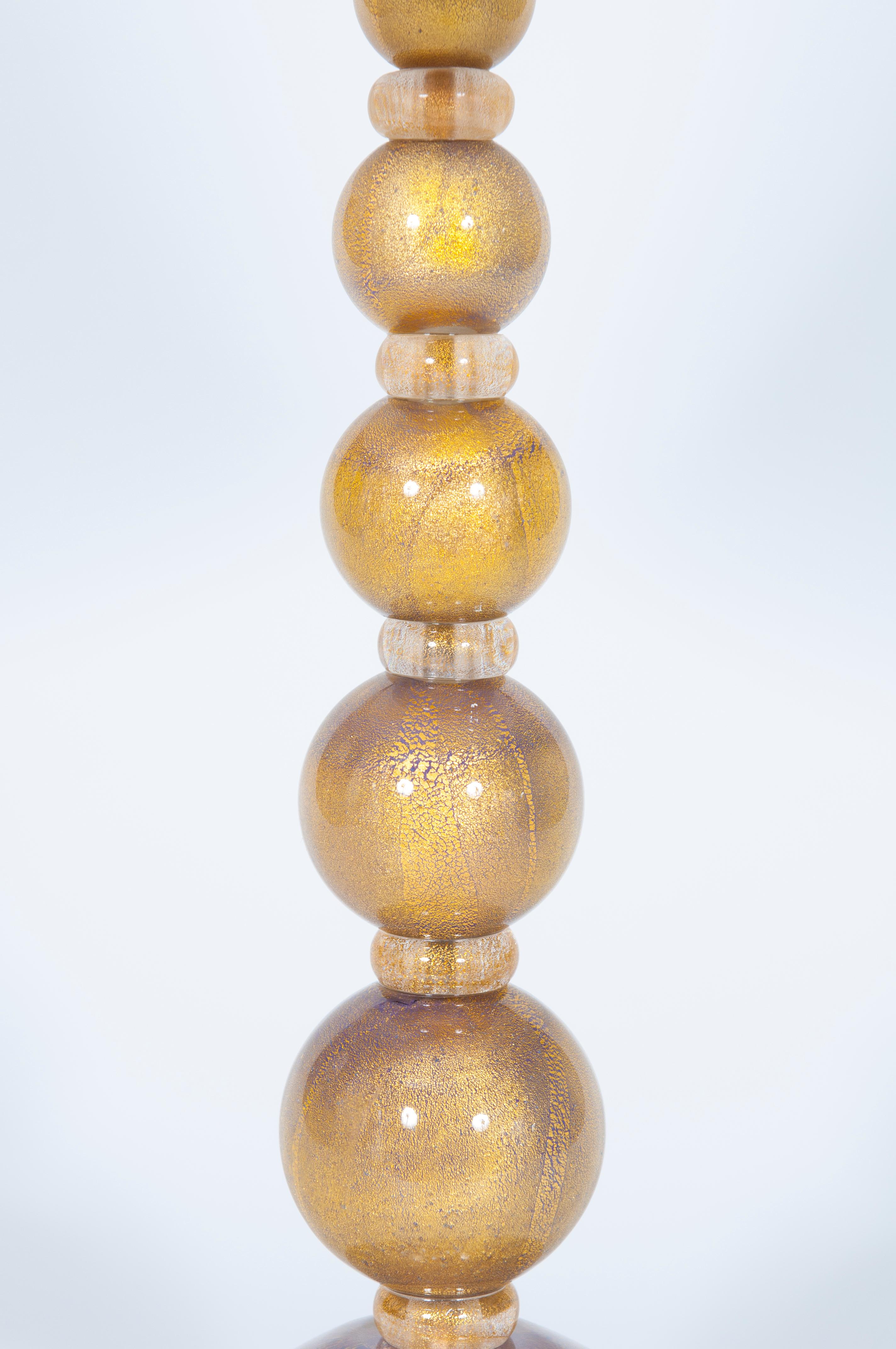 italien Paire de lampes de table en verre de Murano pourpre et accents dorés forts Italie des années 2000 en vente