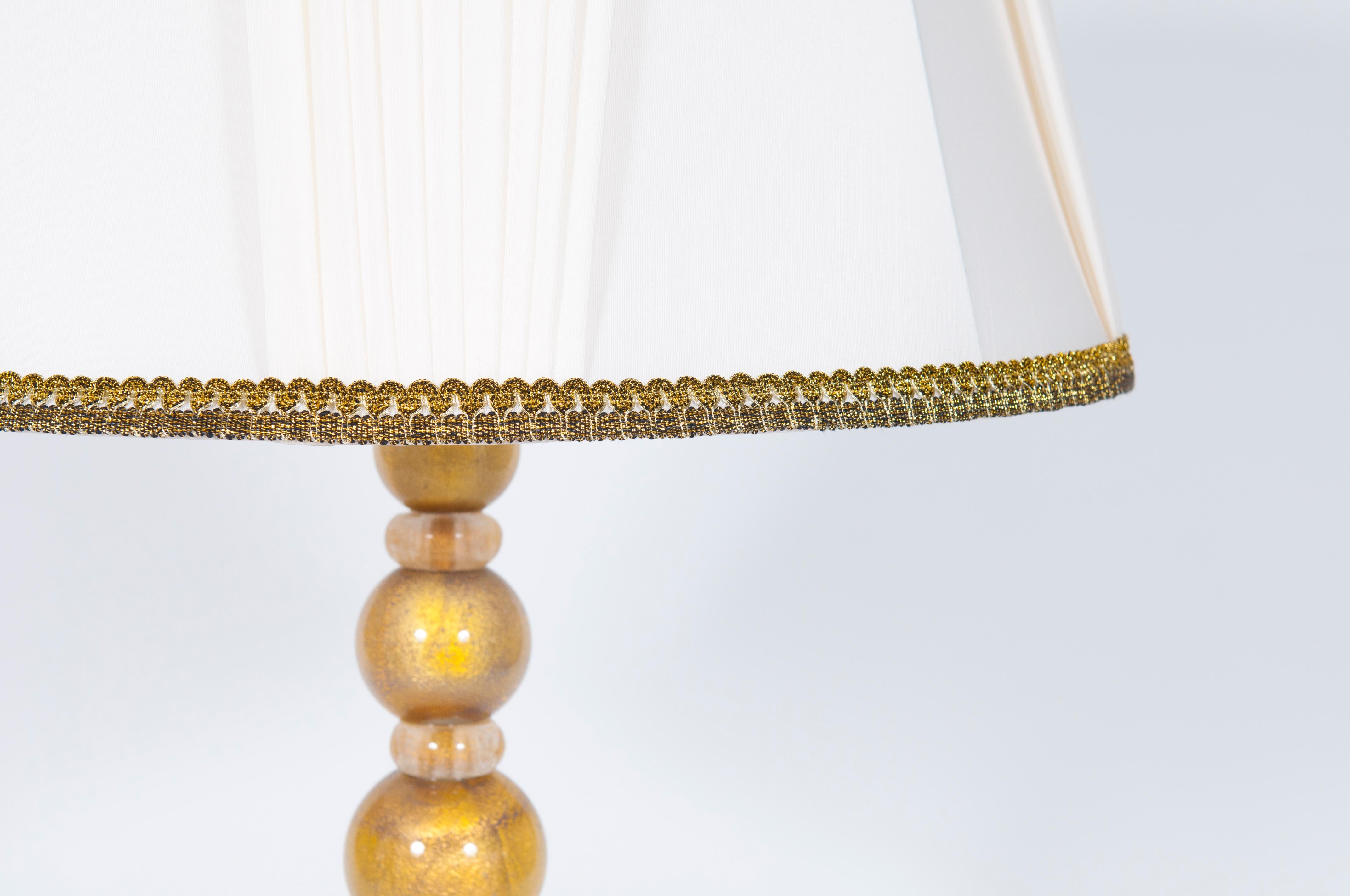 Ein Paar von Tischlampen Murano Glas lila und starke Gold Akzente Italien 2000s im Zustand „Hervorragend“ im Angebot in Villaverla, IT