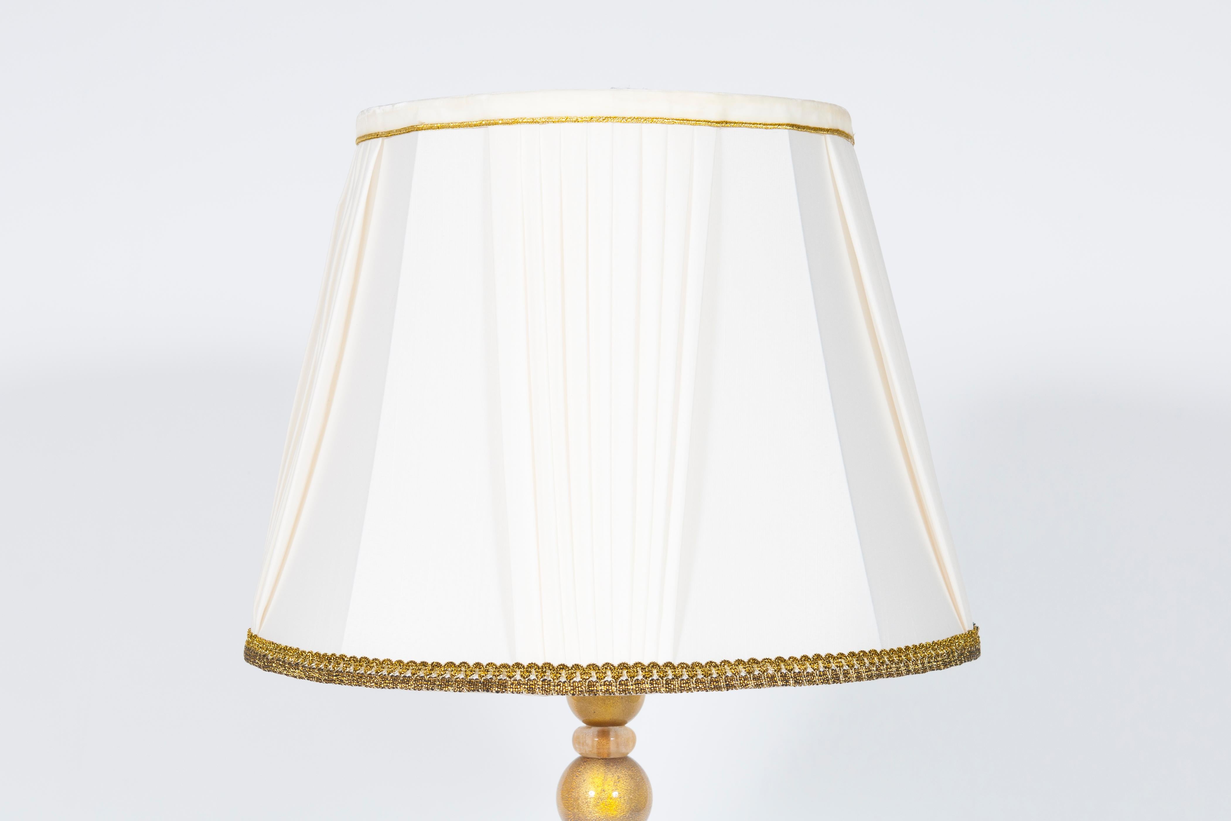 XXIe siècle et contemporain Paire de lampes de table en verre de Murano pourpre et accents dorés forts Italie des années 2000 en vente