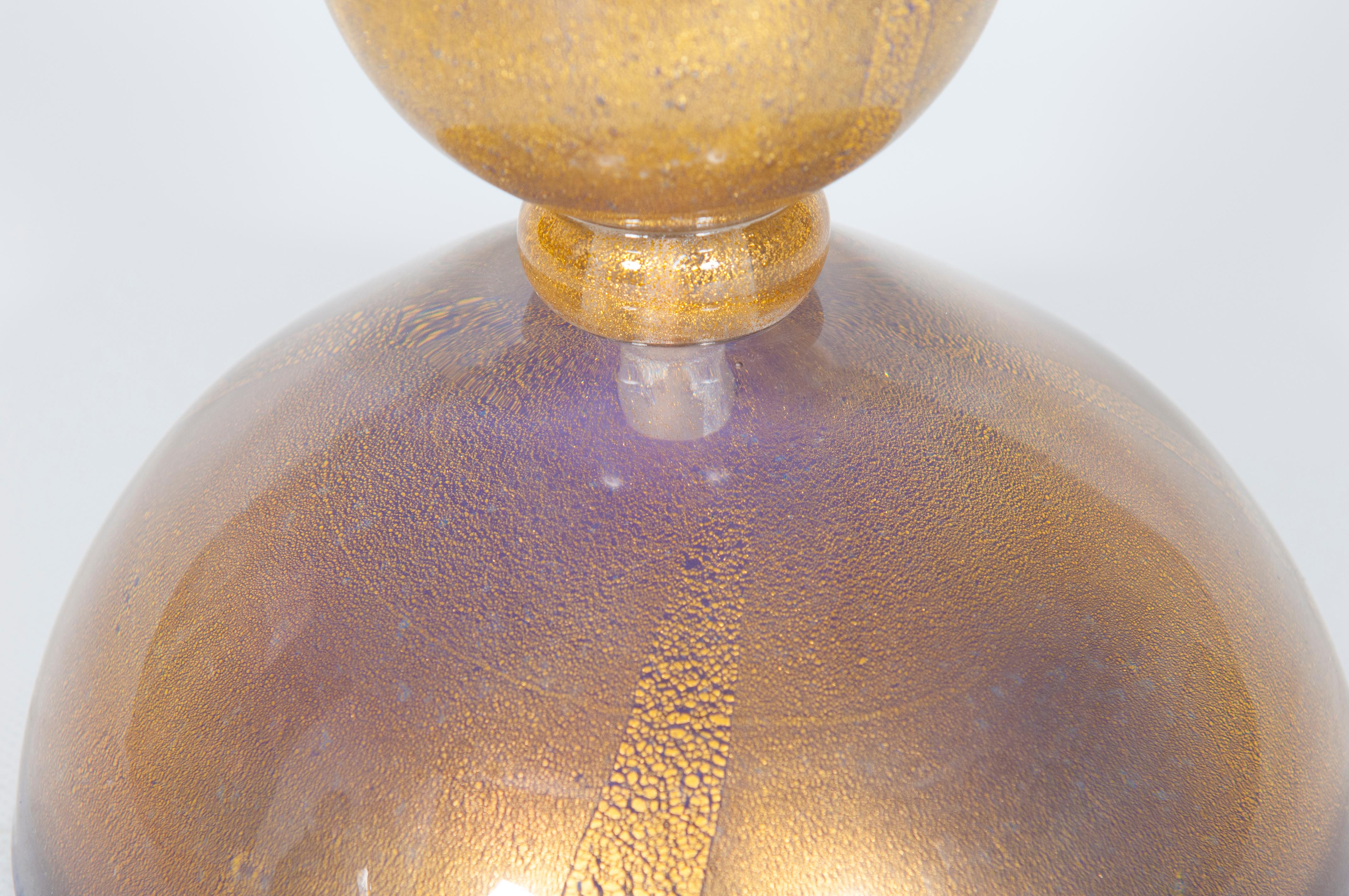 Feuille d'or Paire de lampes de table en verre de Murano pourpre et accents dorés forts Italie des années 2000 en vente