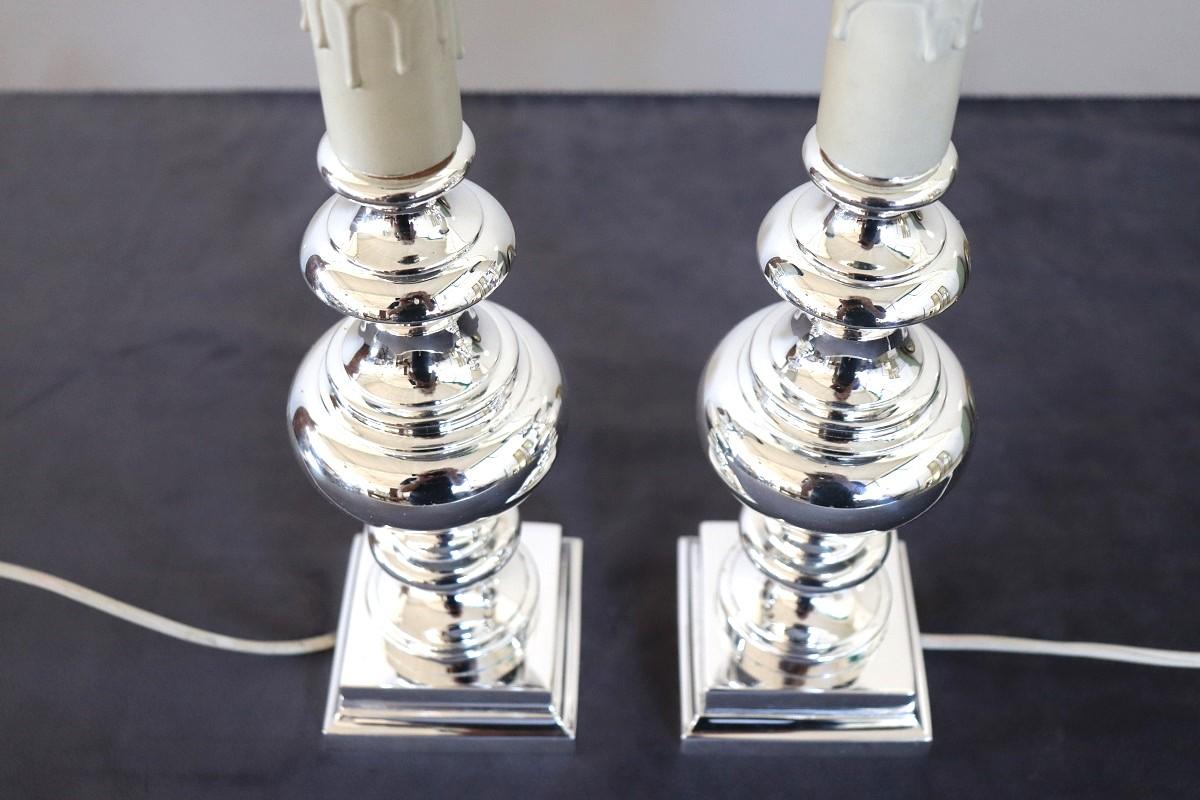 Italienisches Paar Tisch- oder Nachttischlampen aus versilbertem Metall, 1970er Jahre (Ende des 20. Jahrhunderts) im Angebot