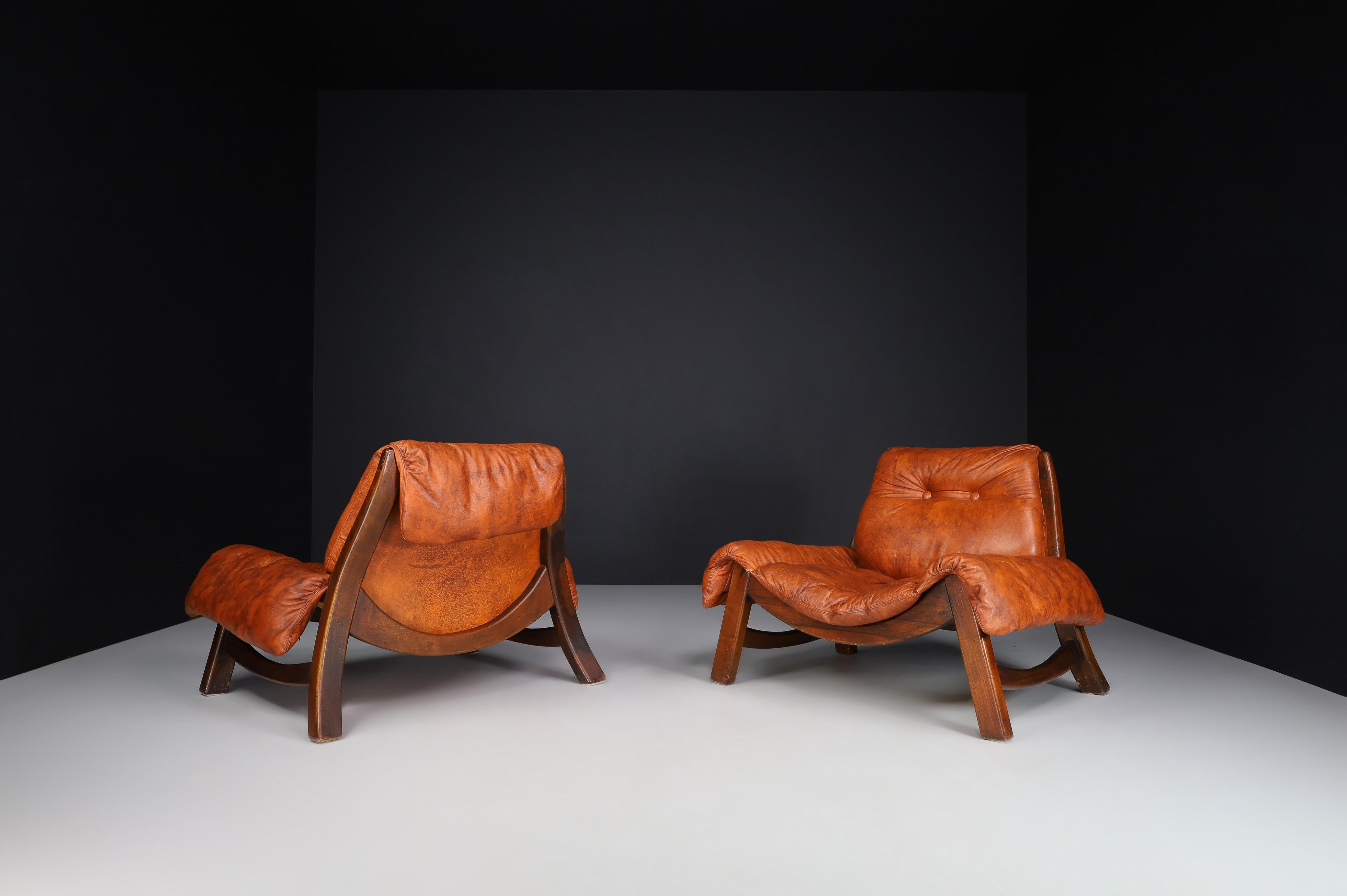 Italian pair of two Lounge chairs in fine leather and Walnut Wood, Italy 1970s   4