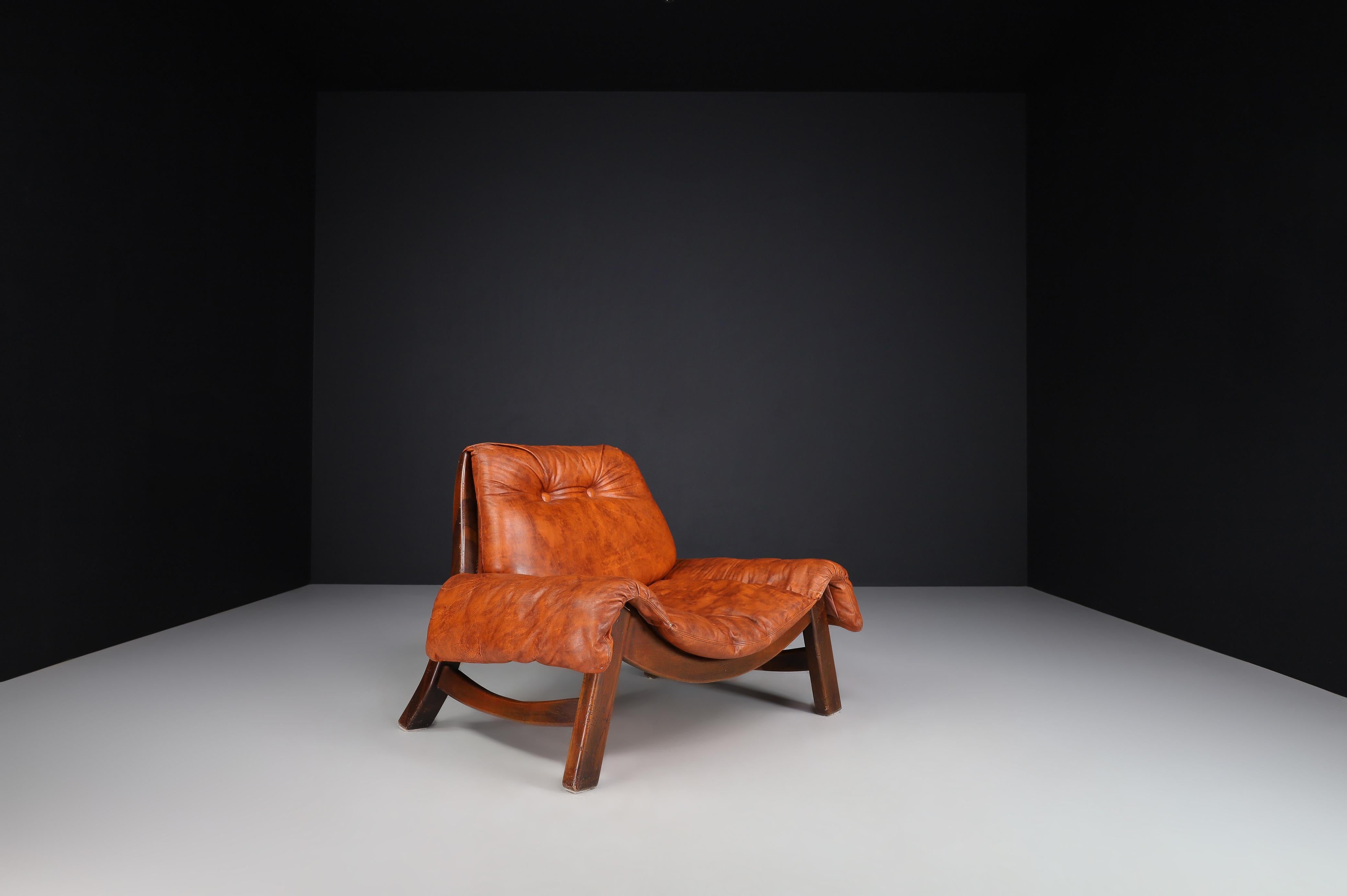 Italian pair of two Lounge chairs in fine leather and Walnut Wood, Italy 1970s   7