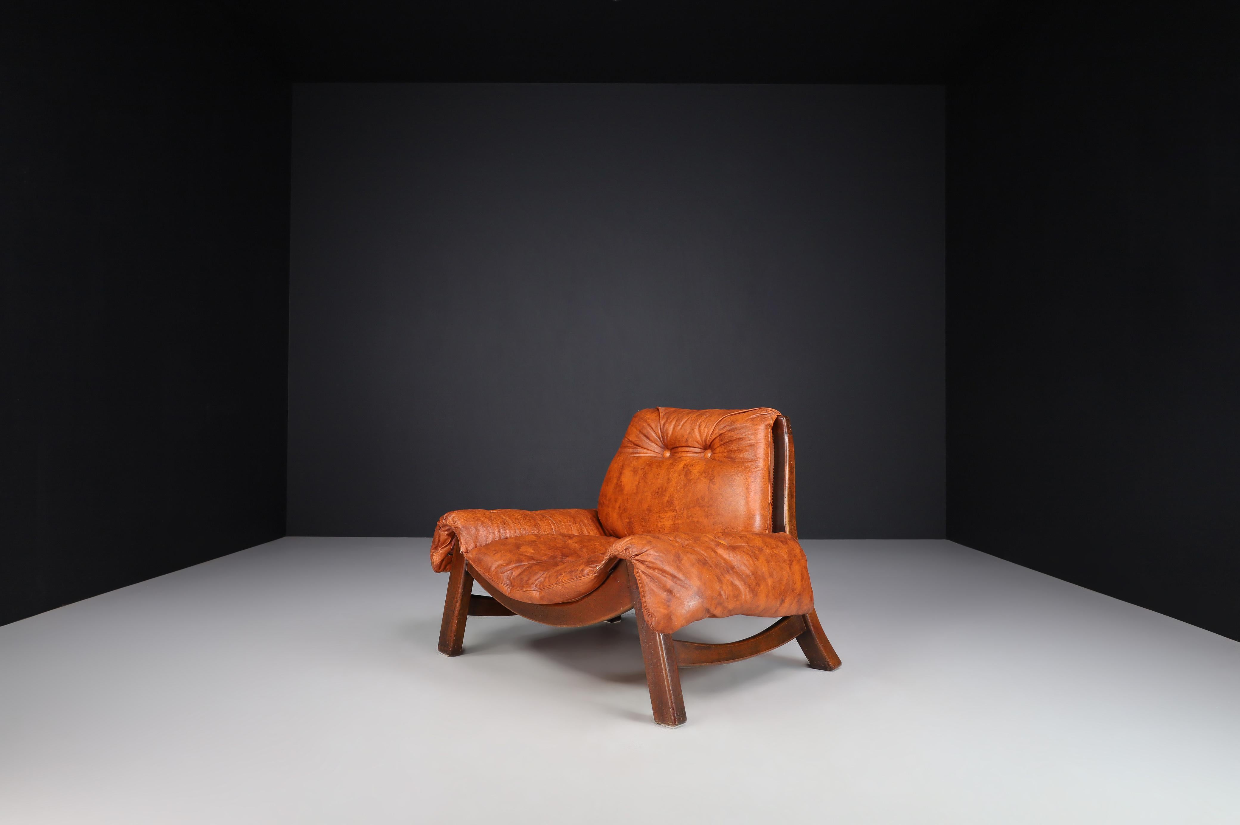 Italian pair of two Lounge chairs in fine leather and Walnut Wood, Italy 1970s   8