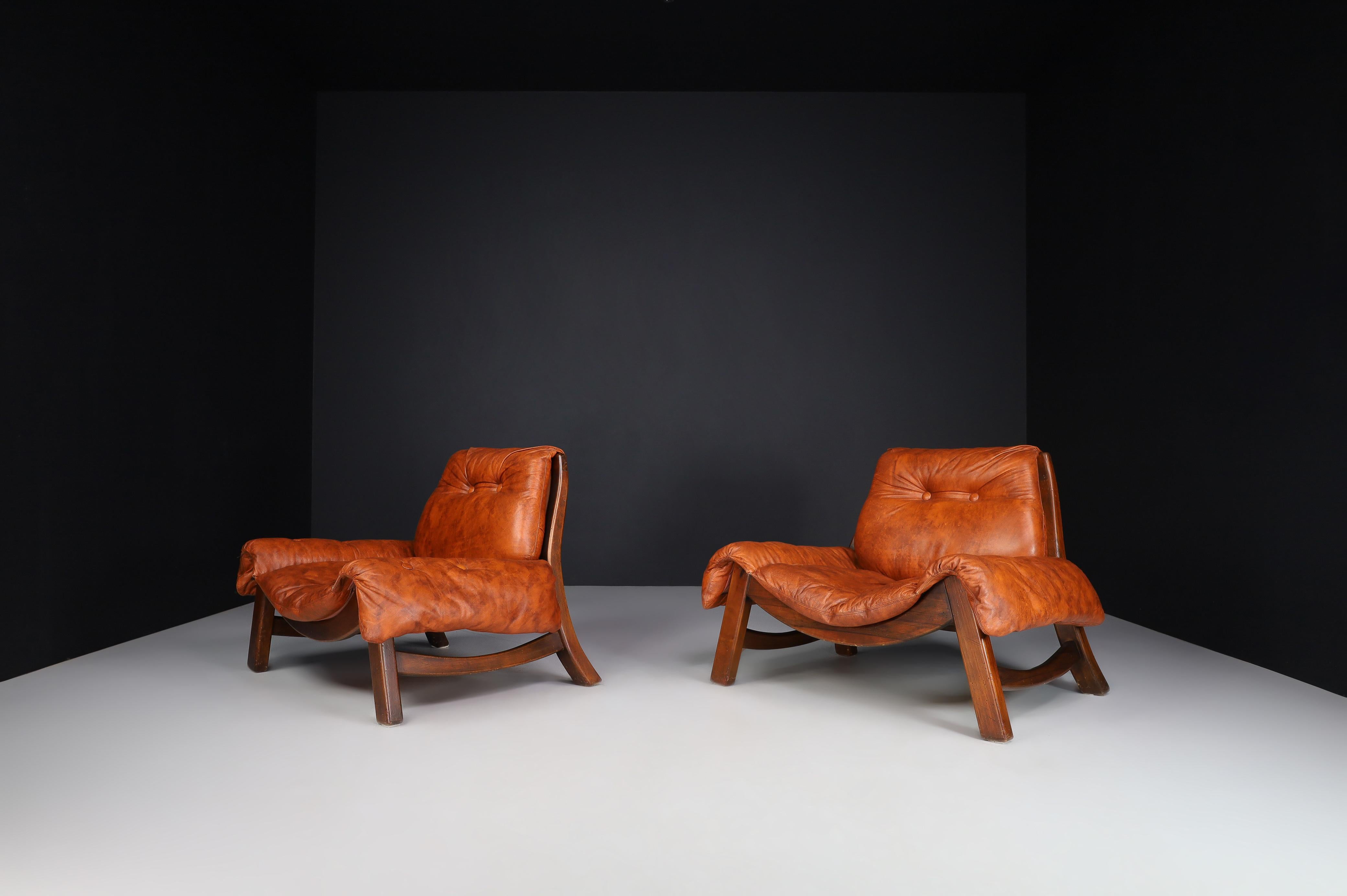 Mid-Century Modern Italian pair of two Lounge chairs in fine leather and Walnut Wood, Italy 1970s  