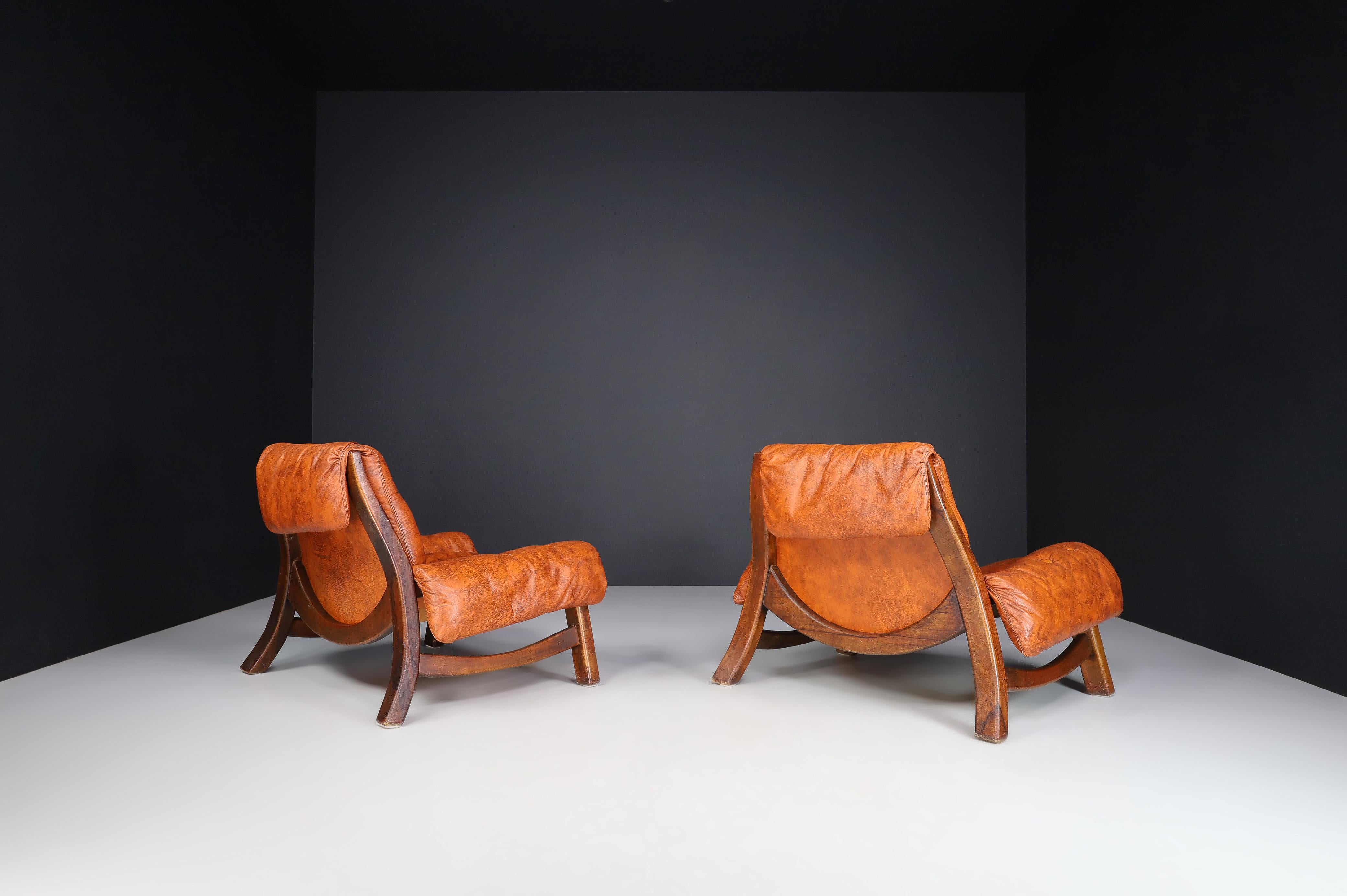 Italian pair of two Lounge chairs in fine leather and Walnut Wood, Italy 1970s   In Good Condition In Almelo, NL
