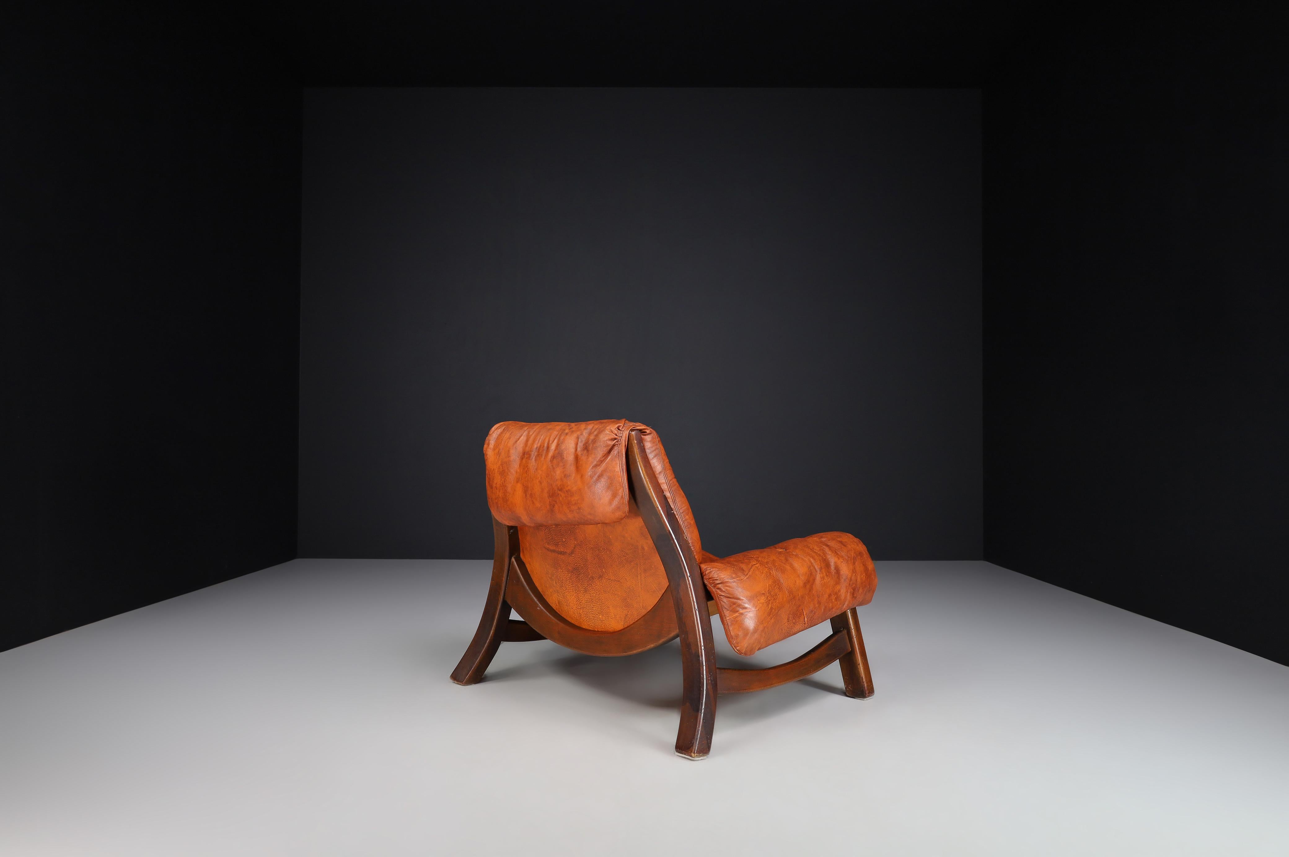 Italian pair of two Lounge chairs in fine leather and Walnut Wood, Italy 1970s   2