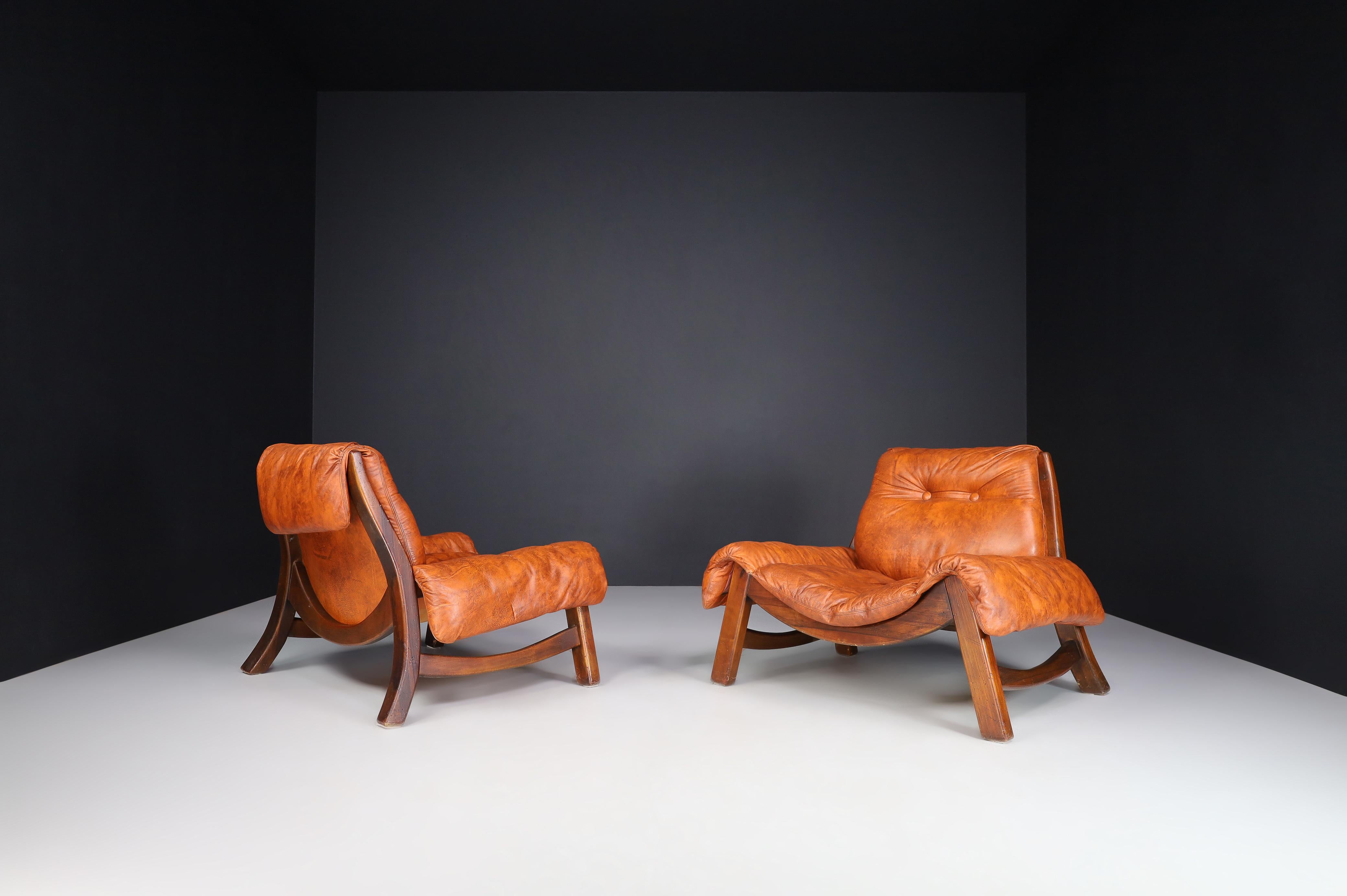 Italian pair of two Lounge chairs in fine leather and Walnut Wood, Italy 1970s   3