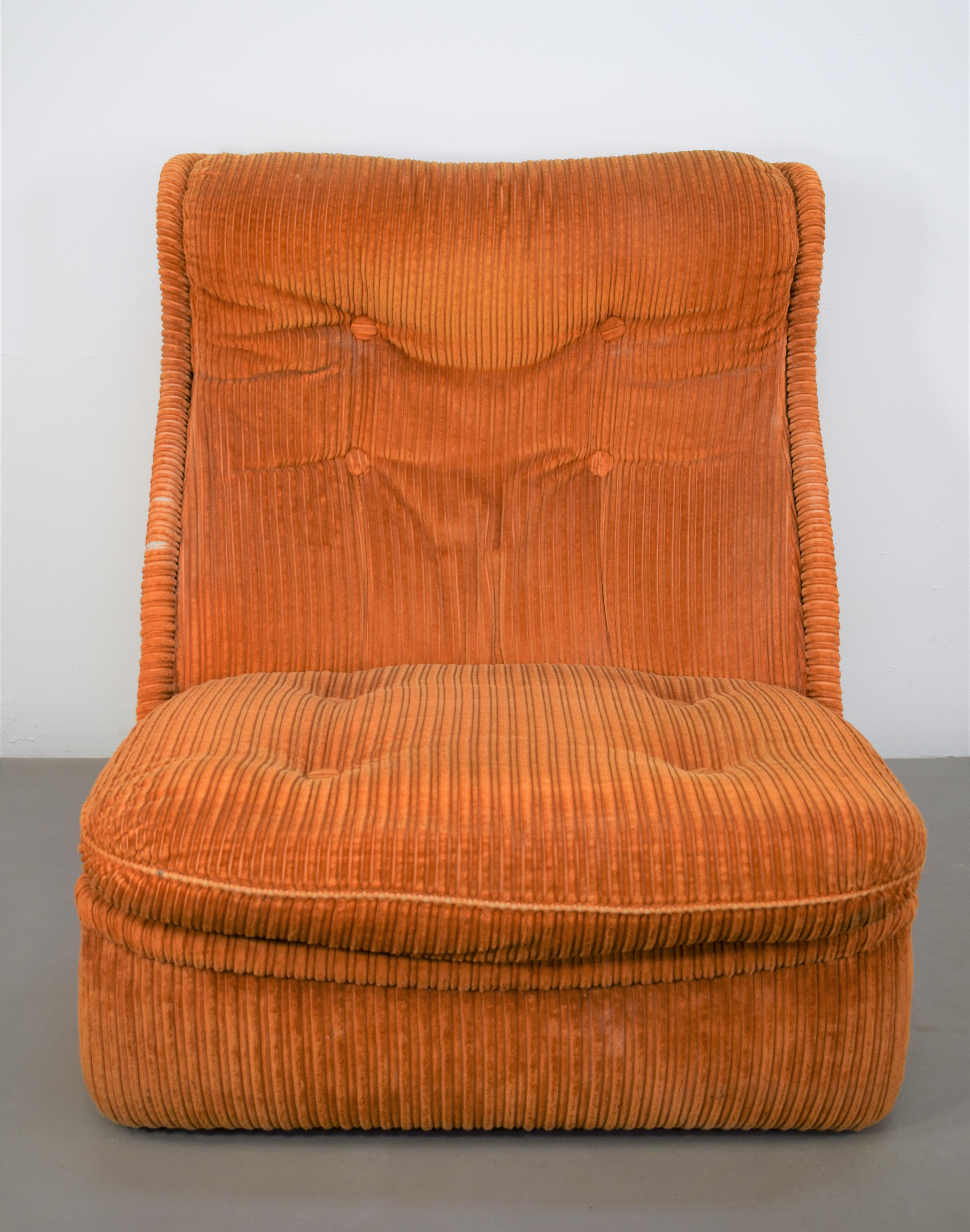 Paire de fauteuils italiens en velours, années 1960.

Dimensions : H= 88 cm ; L= 82 cm ; P= 105 cm ; H S= 40 cm : H= 88 cm ; L= 82 cm ; P= 105 cm ; H S= 40 cm.