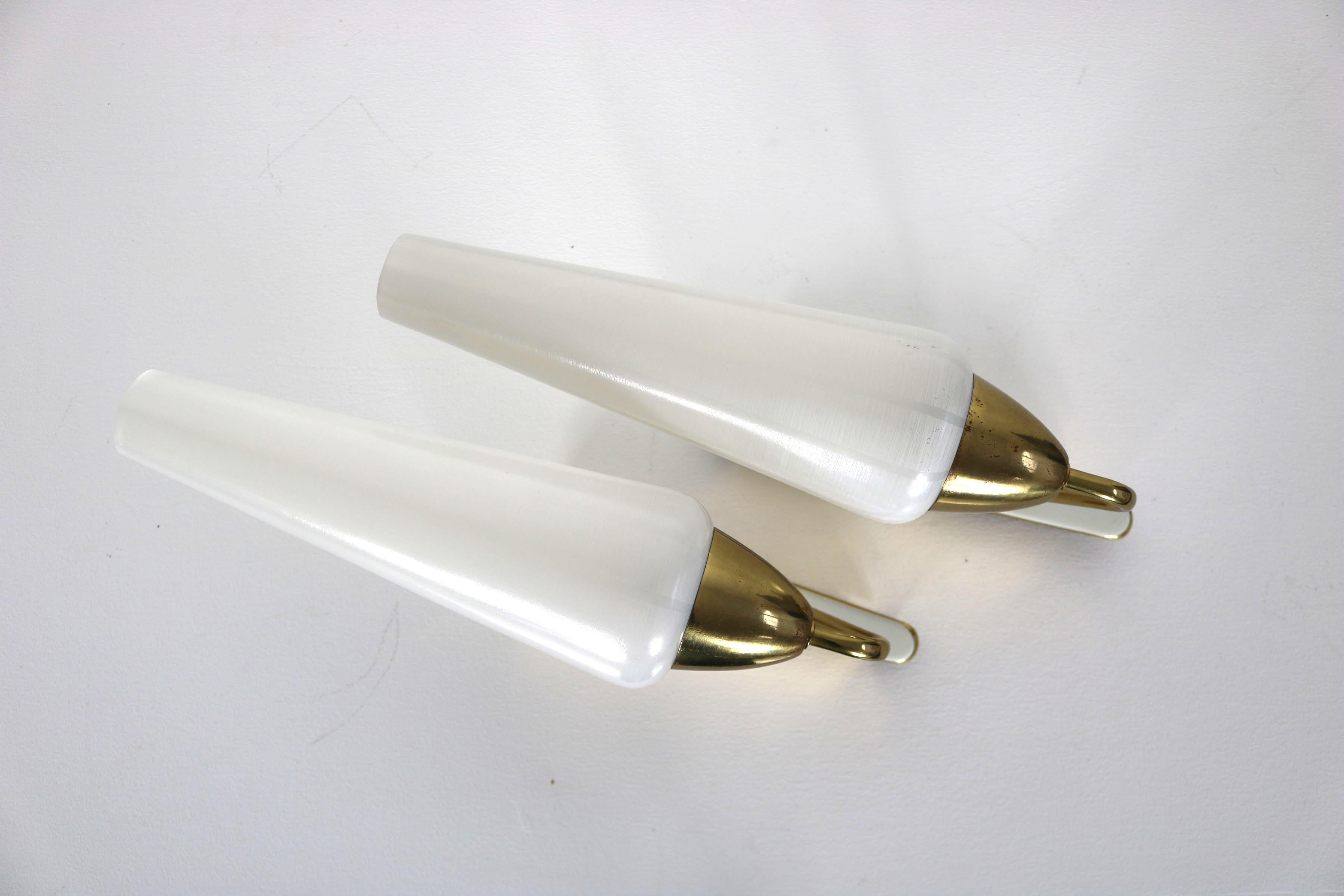 Paire de lampes italiennes de 1950. Les deux lampes ont une base en laiton partiellement émaillée. Les abat-jour sont en verre teinté. L'ensemble présente des signes épars d'utilisation, mais est généralement en bon état vintage.

N'hésitez pas à