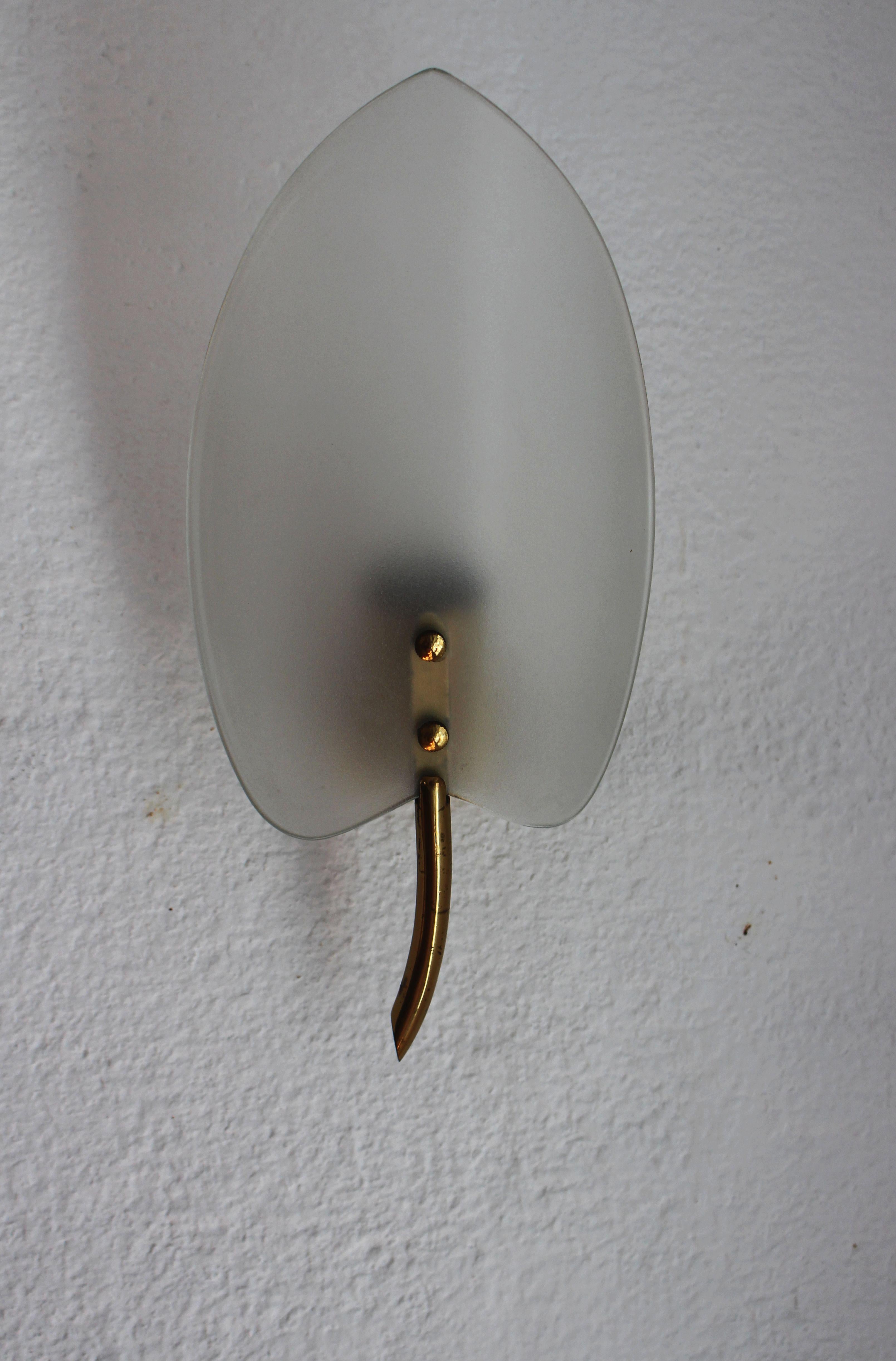 Italian pair of wall lights, 1950s original condition. Brass and Murano glass.