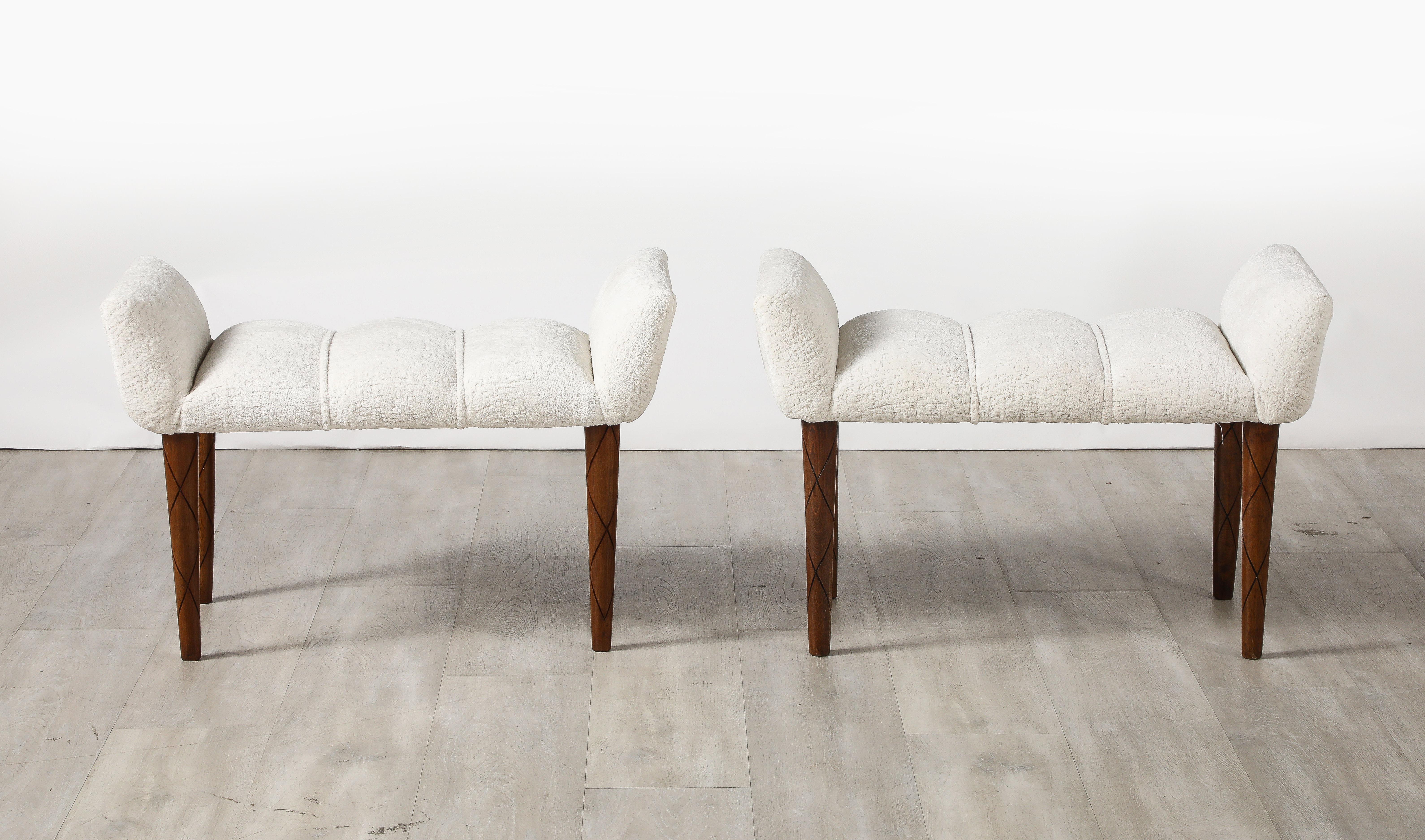 Coppia di panche italiane degli anni '50 in legno di noce con intarsio ebanizzato; le sedute, con inserti, sono state recentemente rivestite in cotone italiano bianco crema. 
Italia, circa 1950 
Dimensioni: 19