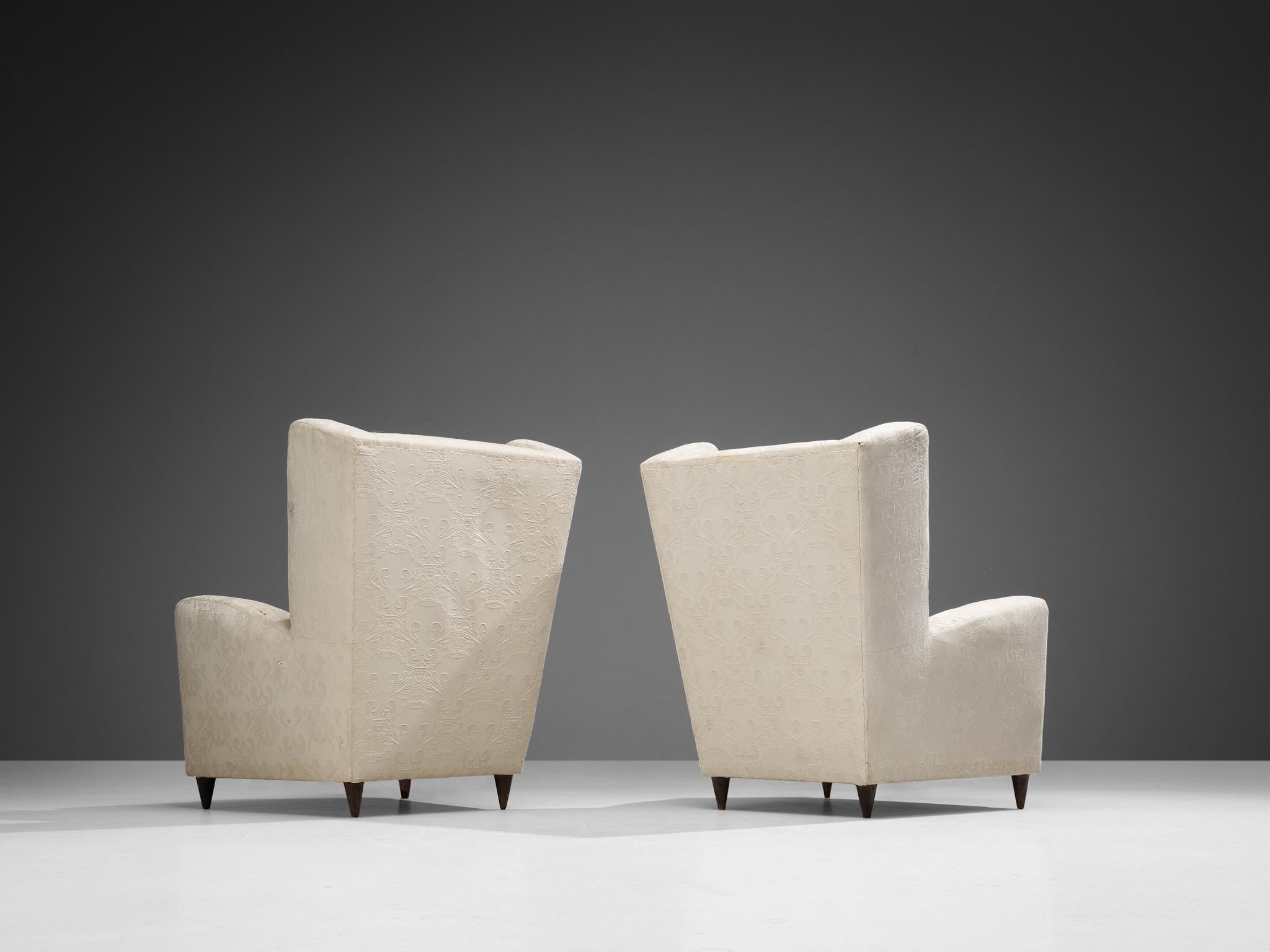 Italian Pair of Wingback Chairs in Off-White Upholstery In Good Condition For Sale In Waalwijk, NL