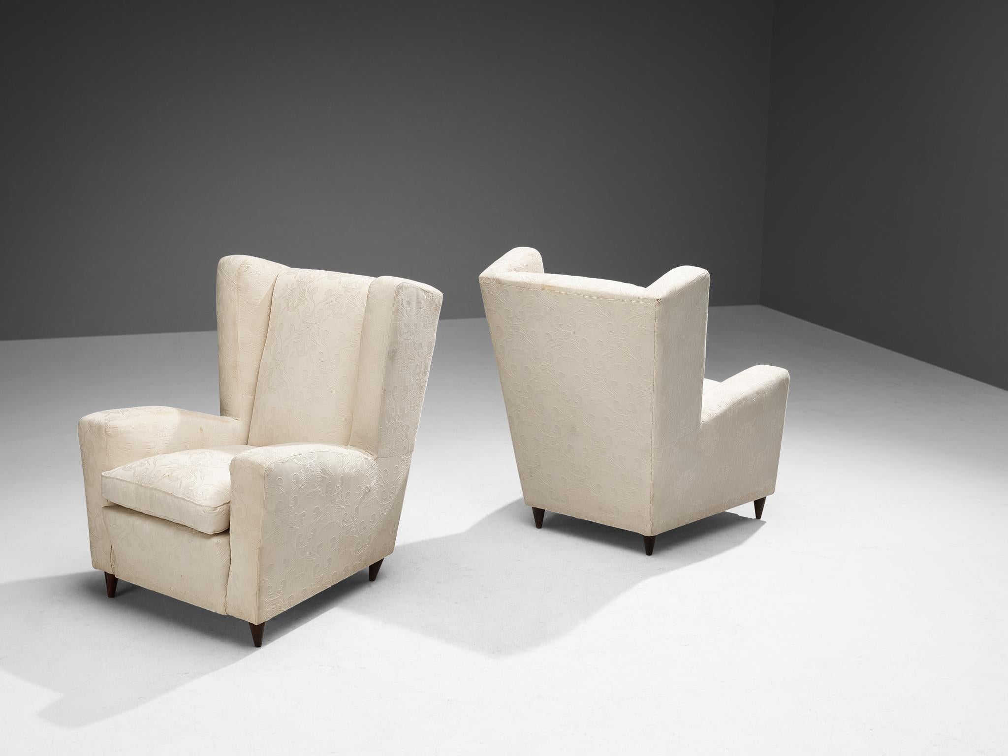 Italian Pair of Wingback Chairs in Off-White Upholstery For Sale 3