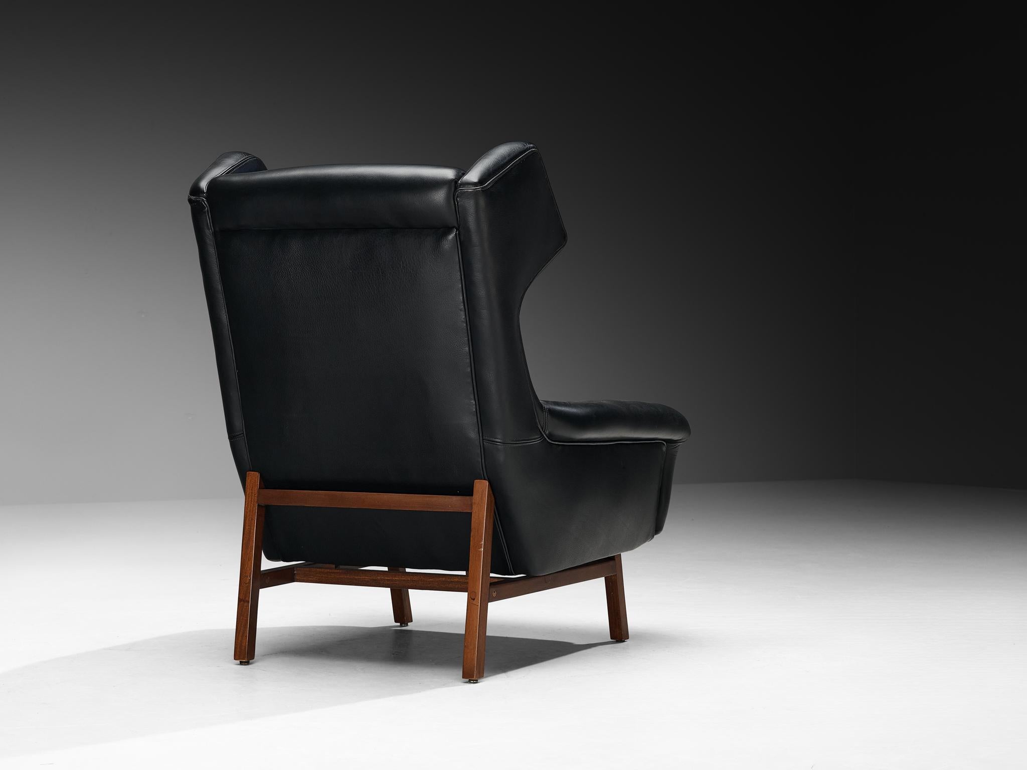Coppia italiana di sedie da salotto Wingback in pelle nera e mogano in vendita 3