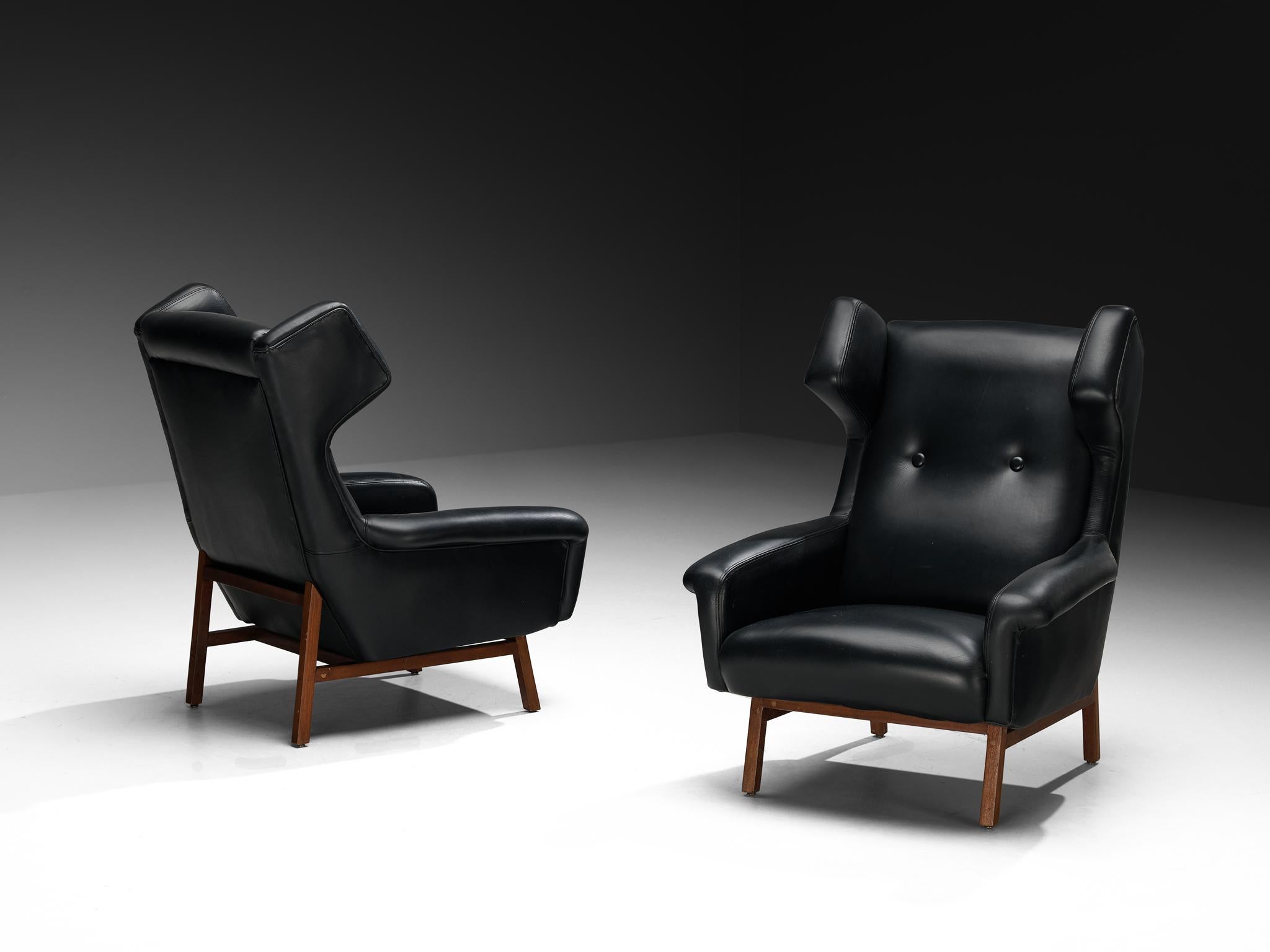 Coppia di sedie lounge, pelle, mogano, Italia, anni '60

Questa meravigliosa coppia di sedie da salotto robuste e voluminose mostra dettagli piacevoli e linee eleganti. Le 