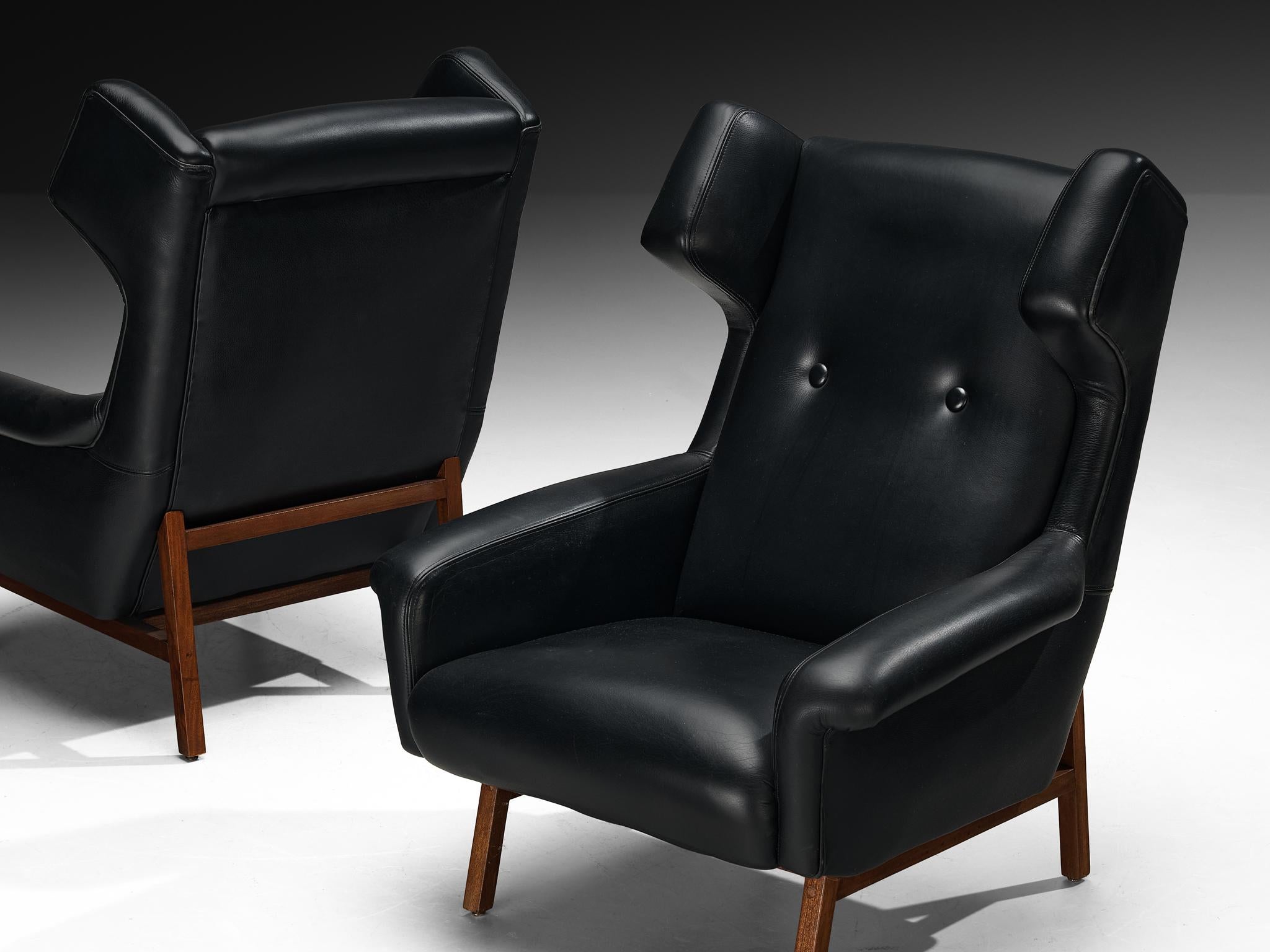 Mid-Century moderno Coppia italiana di sedie da salotto Wingback in pelle nera e mogano in vendita