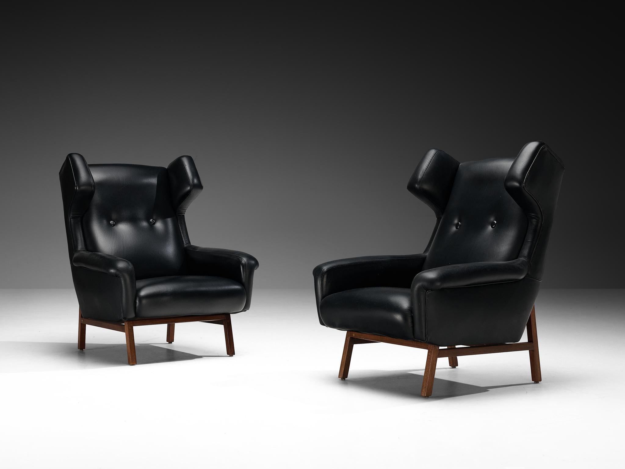 Italiano Coppia italiana di sedie da salotto Wingback in pelle nera e mogano in vendita