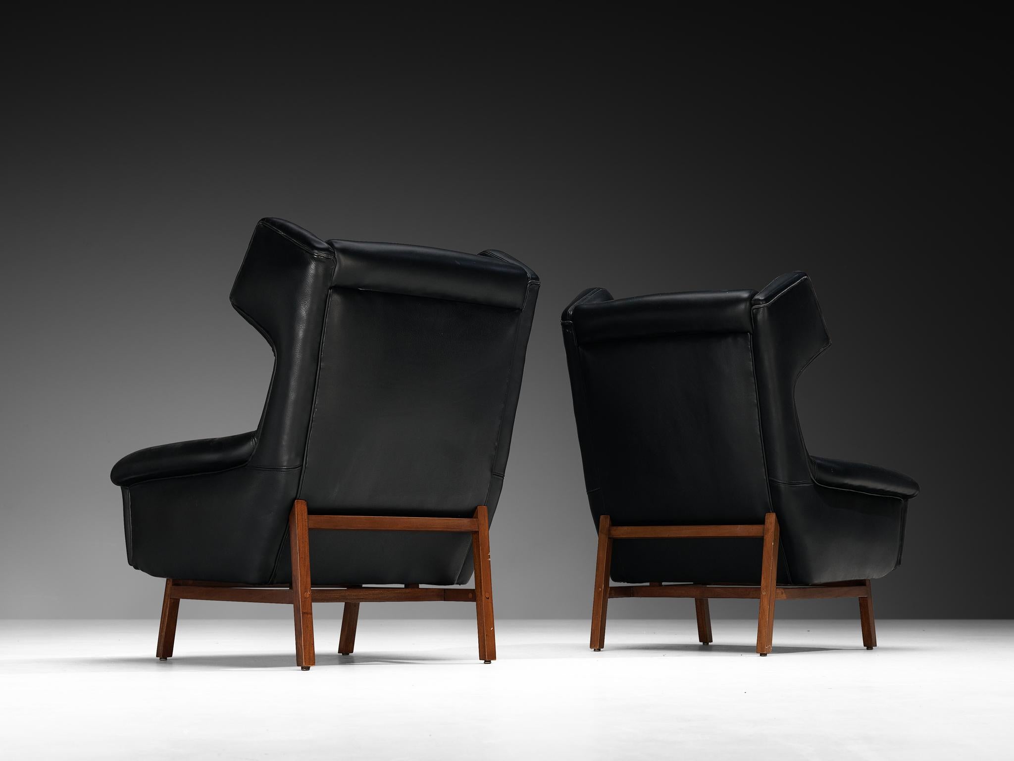 Metà XX secolo Coppia italiana di sedie da salotto Wingback in pelle nera e mogano in vendita