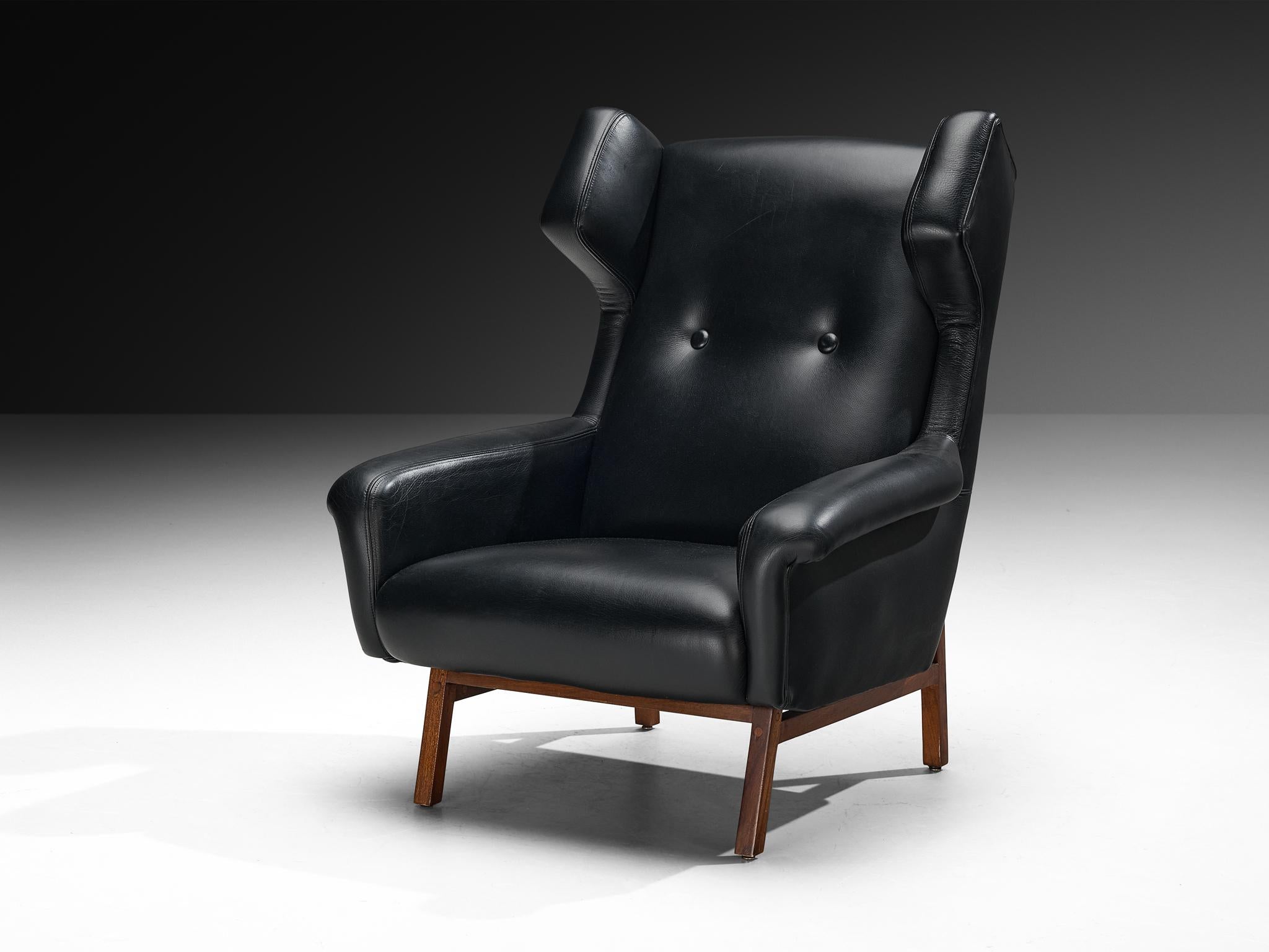 Pelle Coppia italiana di sedie da salotto Wingback in pelle nera e mogano in vendita