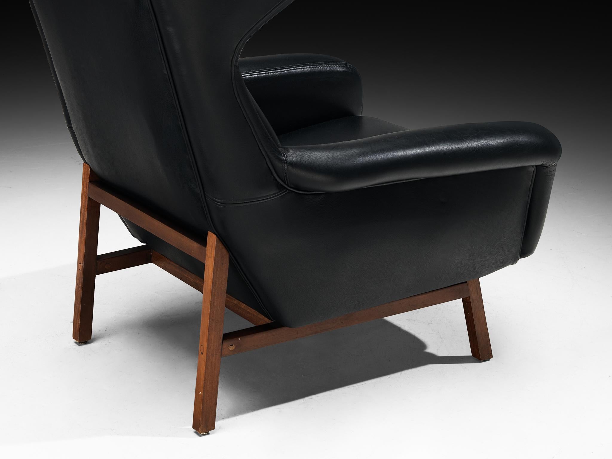 Coppia italiana di sedie da salotto Wingback in pelle nera e mogano in vendita 1
