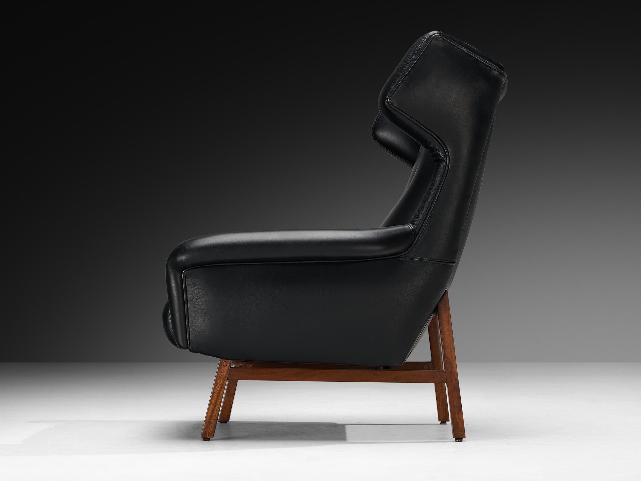 Coppia italiana di sedie da salotto Wingback in pelle nera e mogano in vendita 2