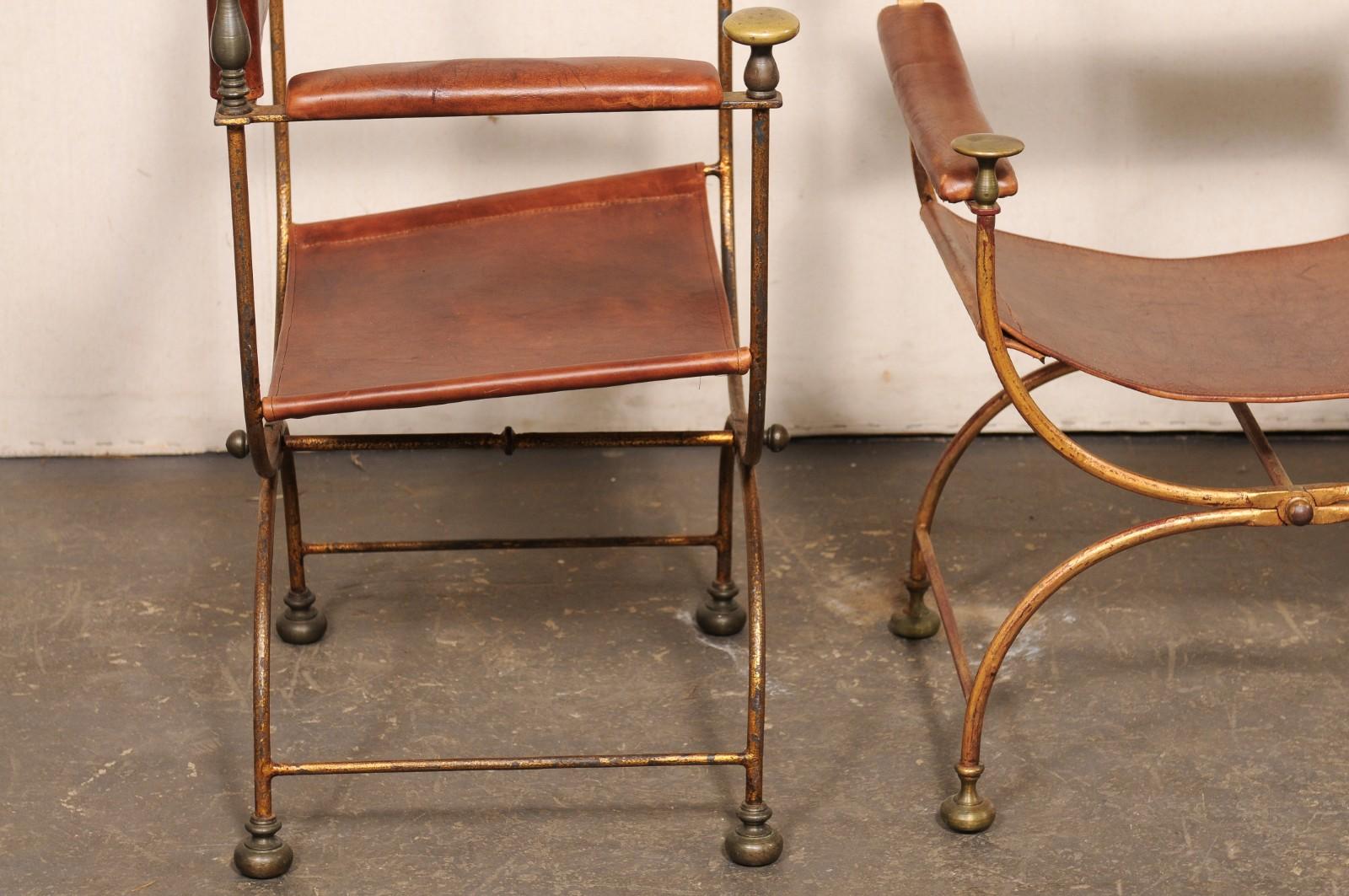 Coppia di sedie italiane Savonarola con pelle marrone e inserti in ottone In condizioni buone in vendita a Atlanta, GA