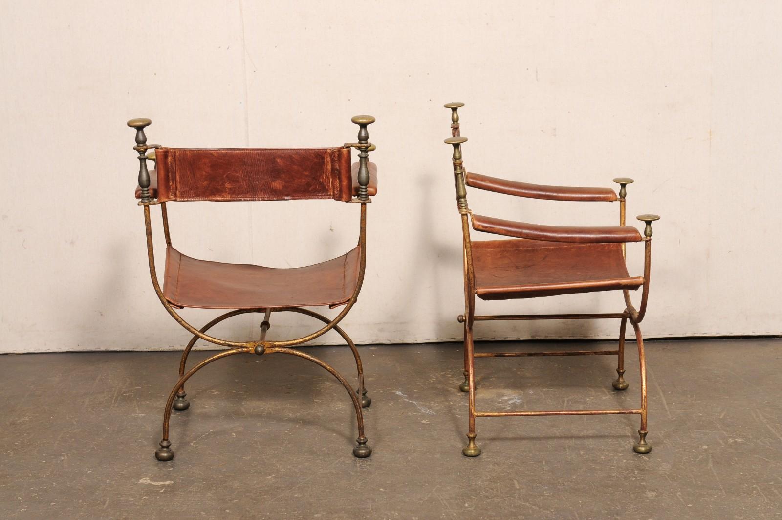 Ottone Coppia di sedie italiane Savonarola con pelle marrone e inserti in ottone in vendita