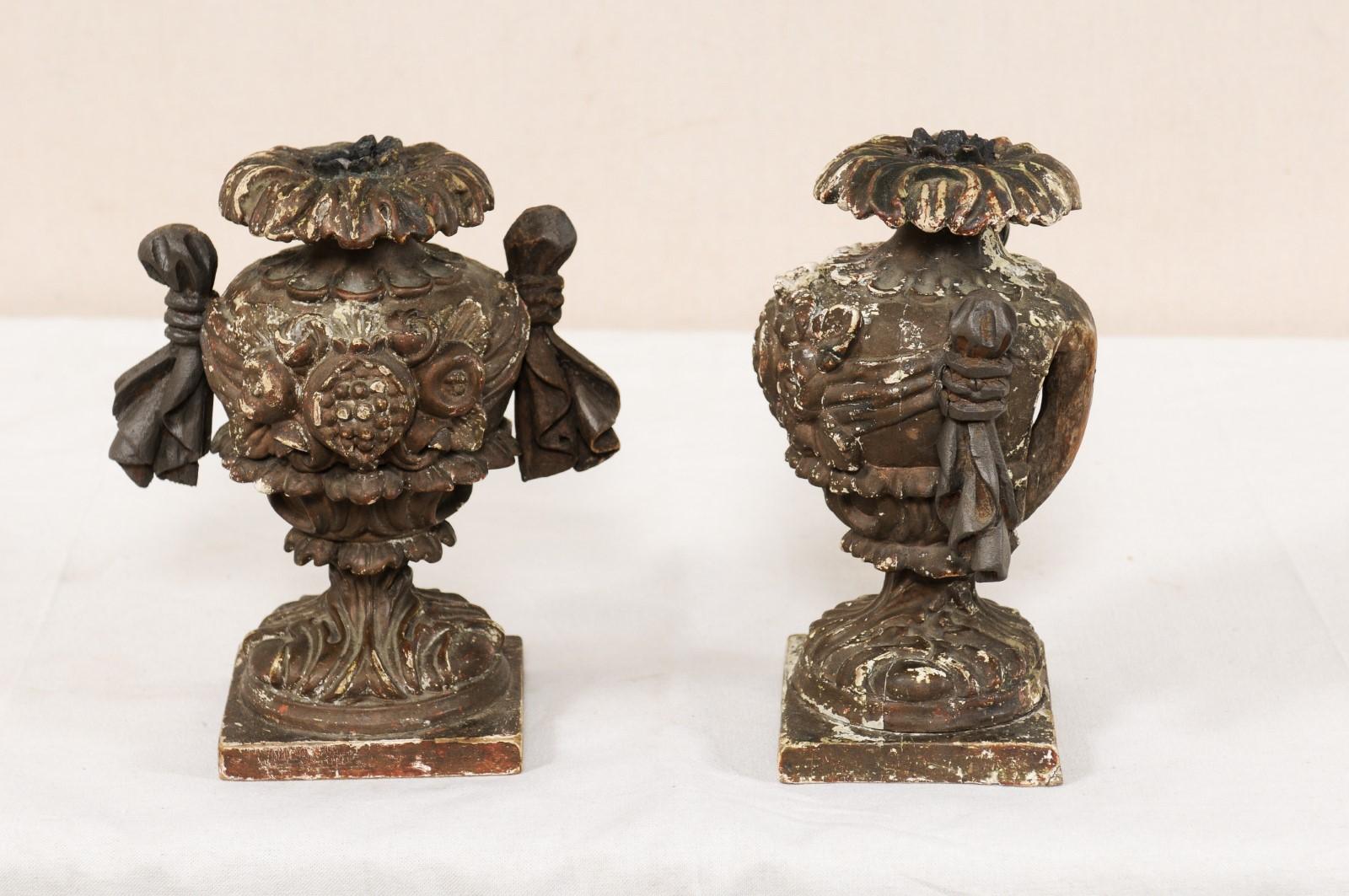 Italienisches Paar kleinerer geschnitzter Holz-Kerzenhalter in Urnenform, Paar (19. Jahrhundert) im Angebot