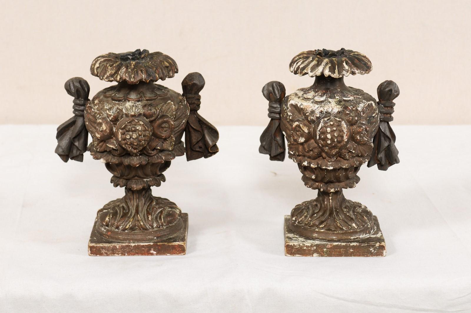 Italienisches Paar kleinerer geschnitzter Holz-Kerzenhalter in Urnenform, Paar im Angebot 4
