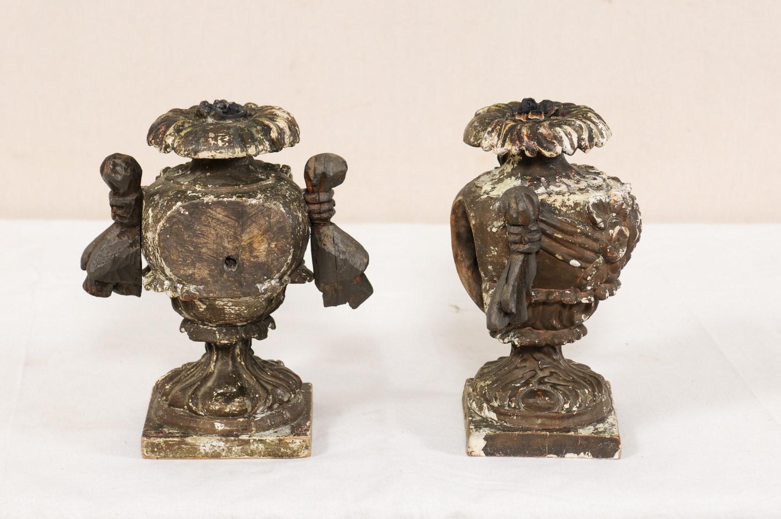 Italienisches Paar kleinerer geschnitzter Holz-Kerzenhalter in Urnenform, Paar im Angebot 5