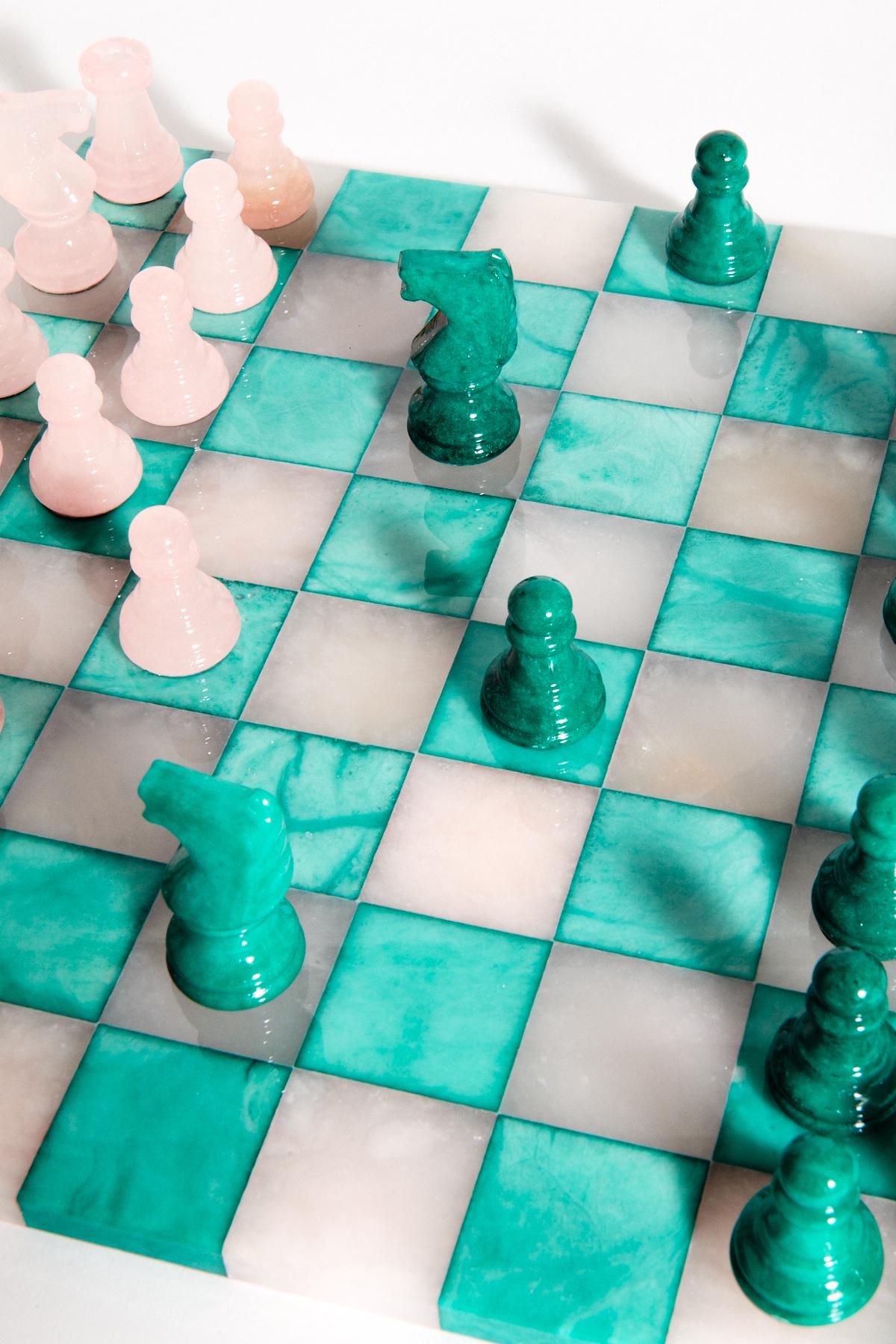 Italian Pale Pink/Malachite Green Large Alabaster Chess Set In New Condition For Sale In New York, NY