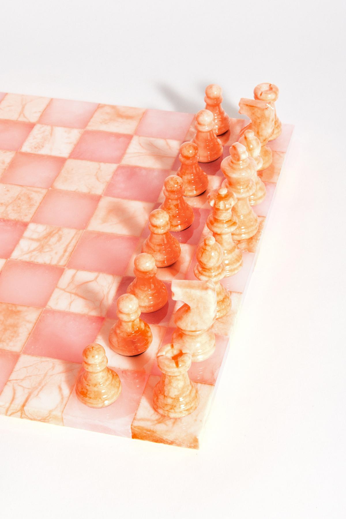 Geschickte Kunsthandwerker haben dieses luxuriöse Schachspiel aus italienischem Alabaster, einem in Volterra, Italien, heimischen Naturstein, geschnitzt. Jedes Stück Alabaster hat ein einzigartiges Adermuster, so dass die Farben variieren können.